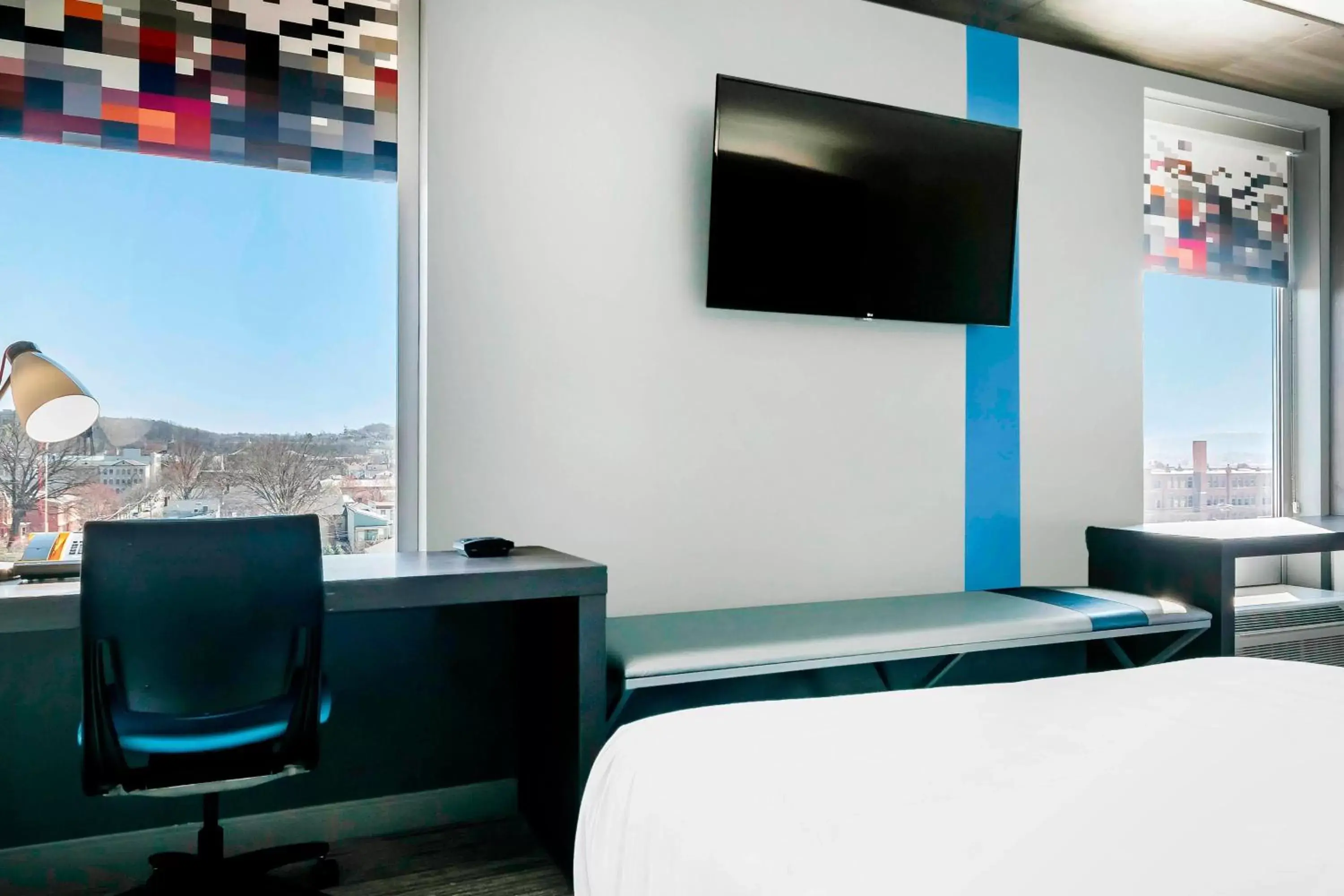 Photo of the whole room, TV/Entertainment Center in Aloft Newport on the Levee