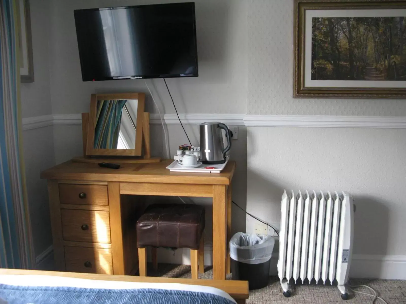 Bedroom, TV/Entertainment Center in The Swan Inn