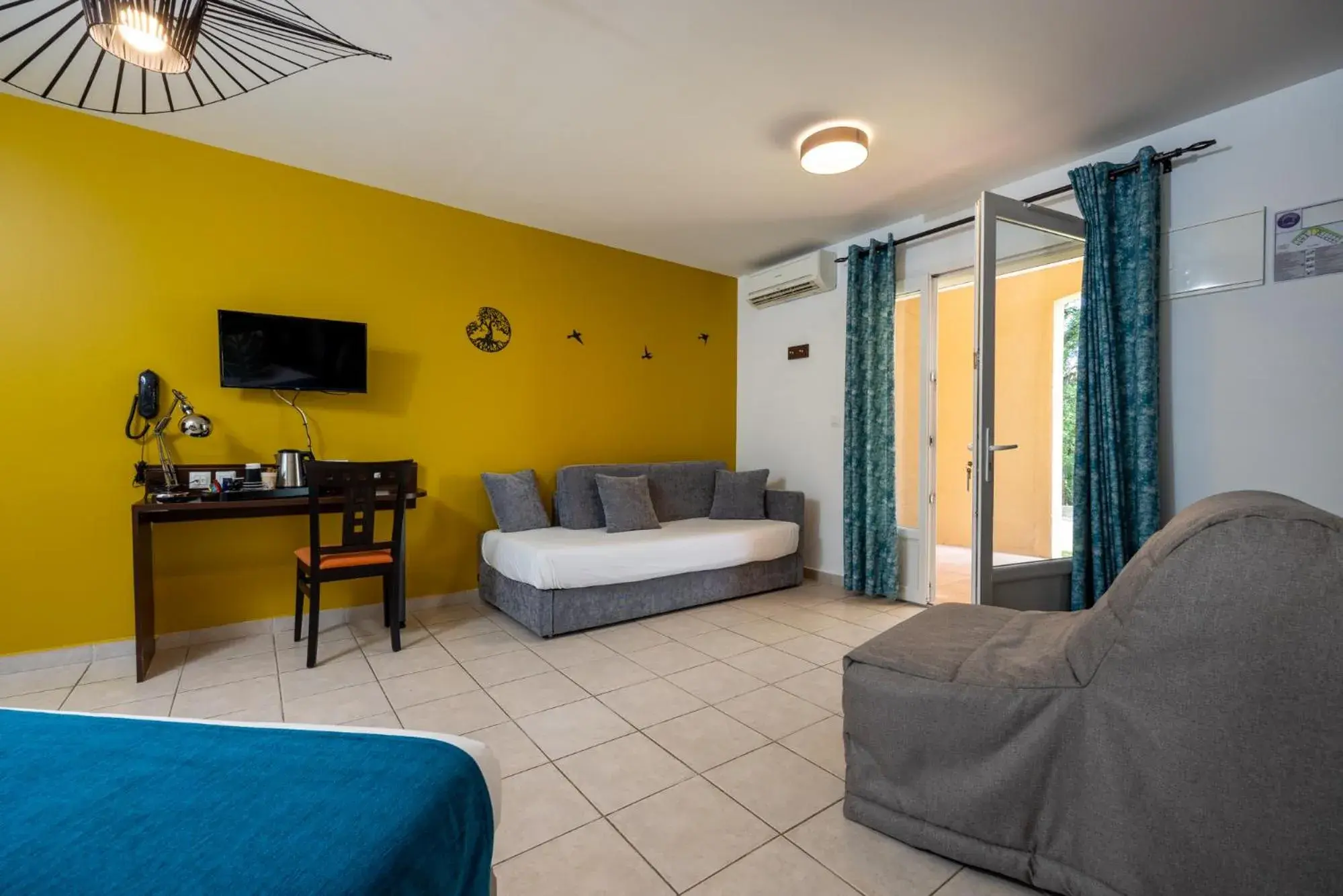 Photo of the whole room, Seating Area in INTER-HOTEL CÃ´tÃ© Sud Hotel Allauch