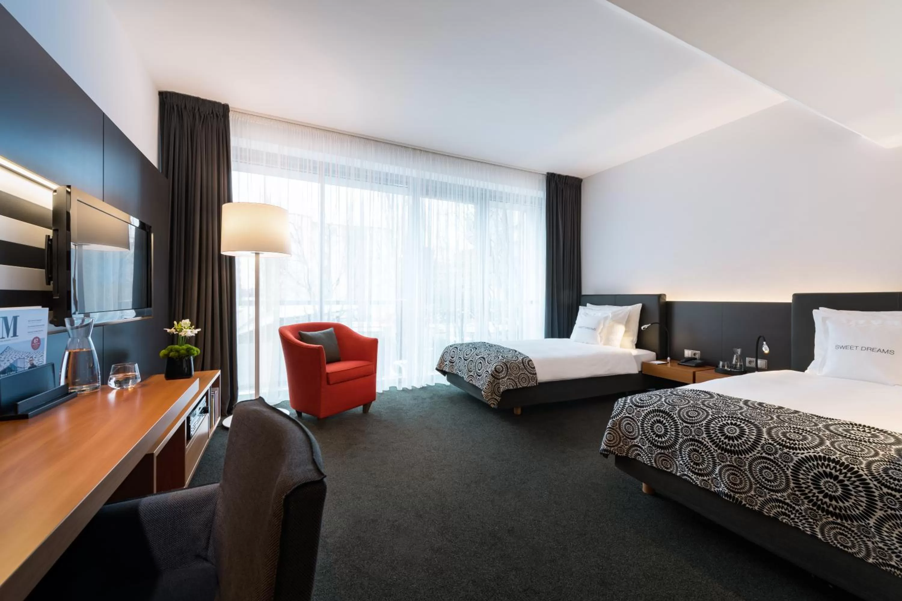 Bed in THE MADISON Hotel Hamburg