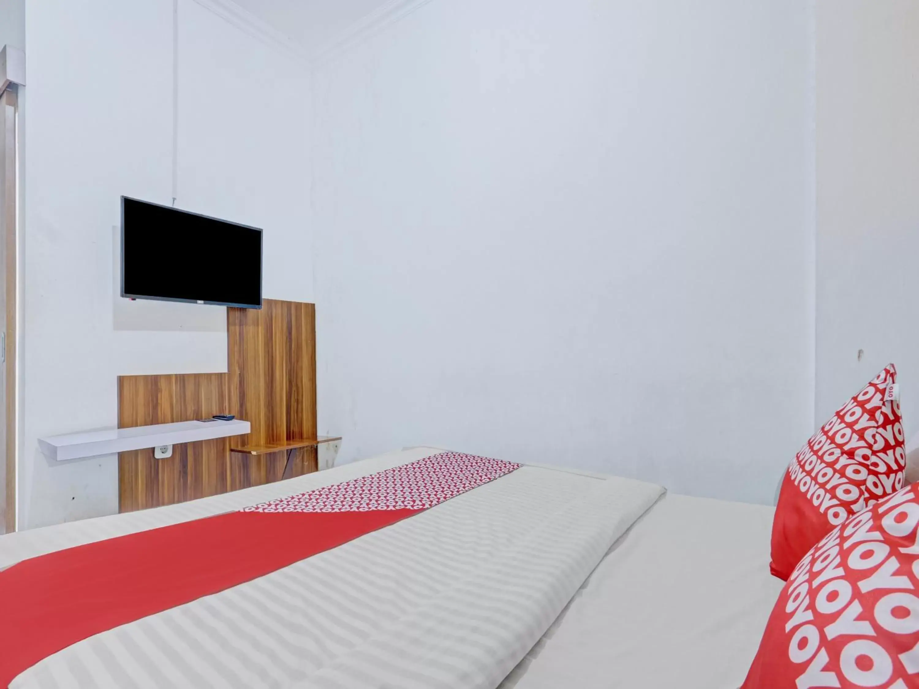 Photo of the whole room, Bed in SUPER OYO 90426 Near Mall Ciputra 2