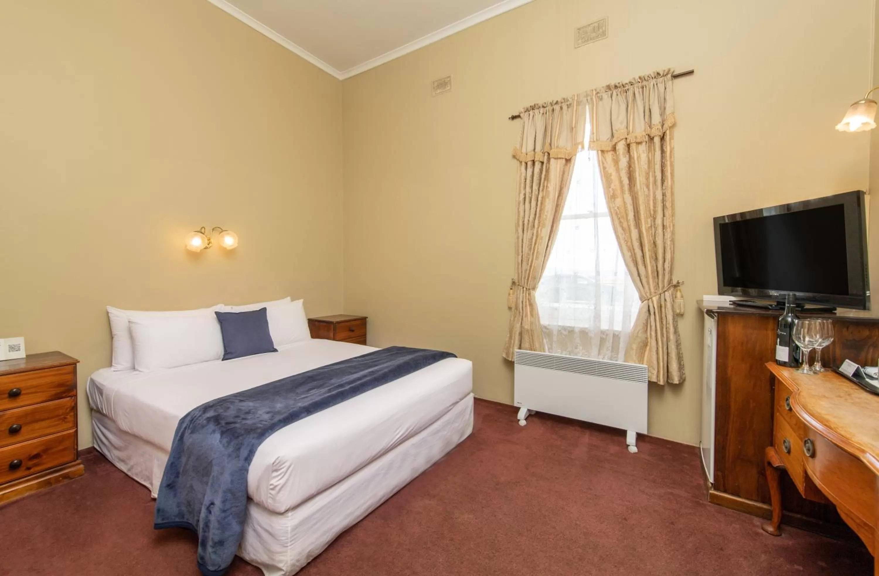 Bed in Anchorage Seafront Hotel