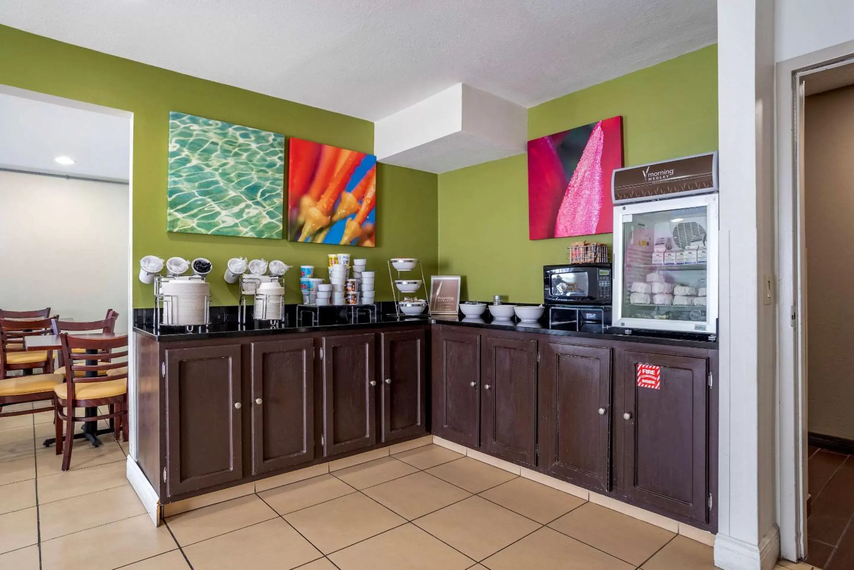 Restaurant/places to eat, Kitchen/Kitchenette in Sleep Inn Destin near Miramar Beach