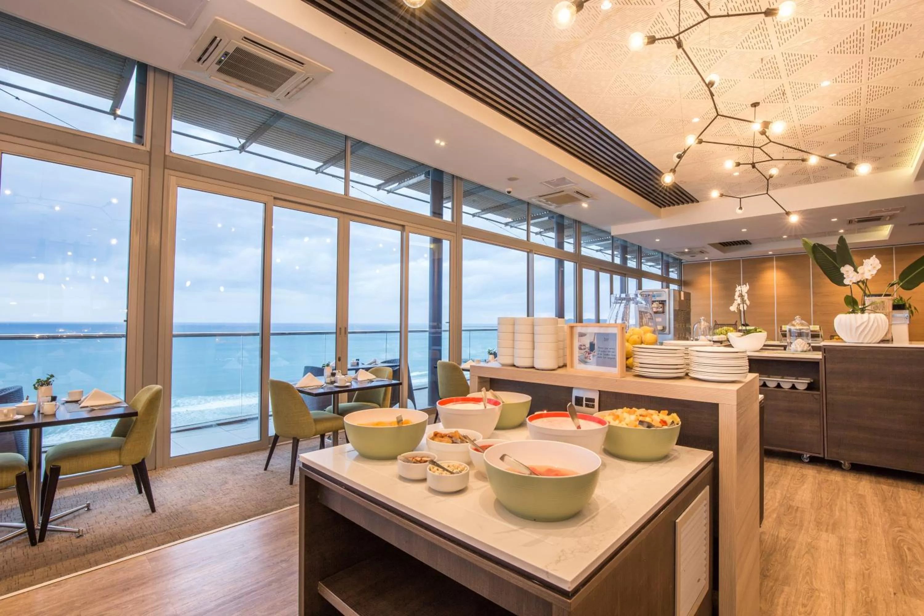 Restaurant/places to eat in Belaire Suites Hotel