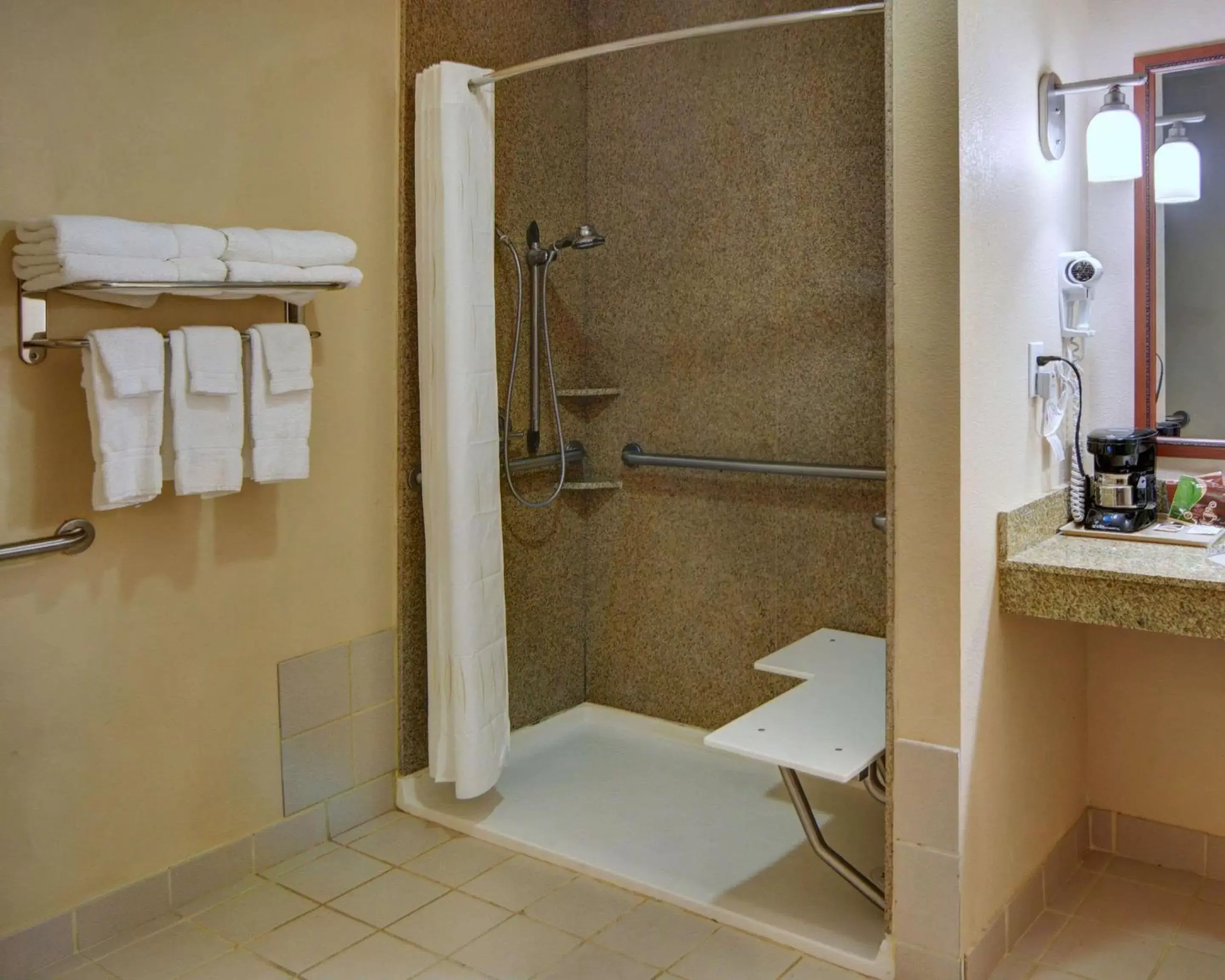 Bathroom in Quality Suites Near Cedar Creek Lake