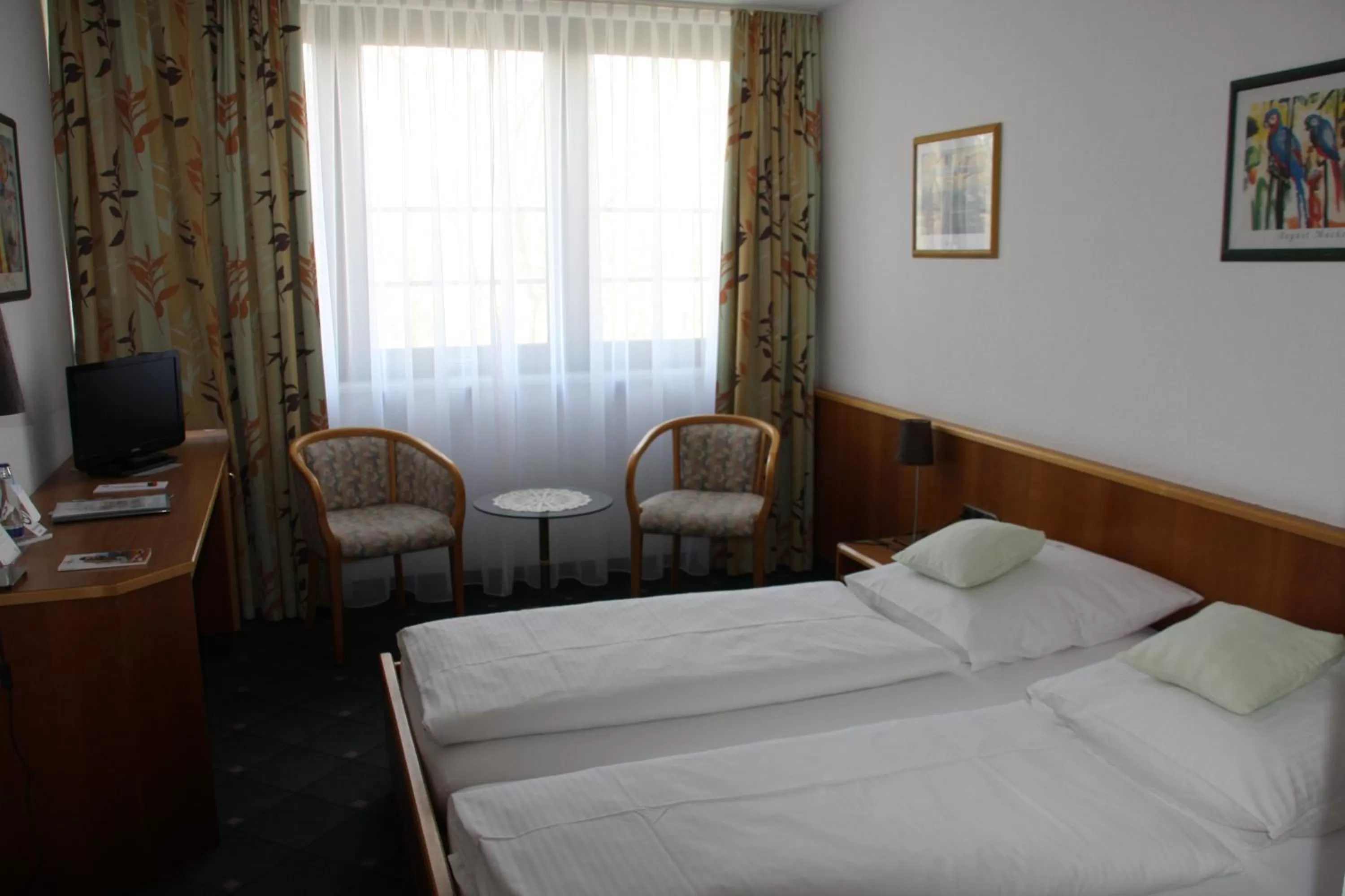 Photo of the whole room, Bed in Hotel Stadt Pasing