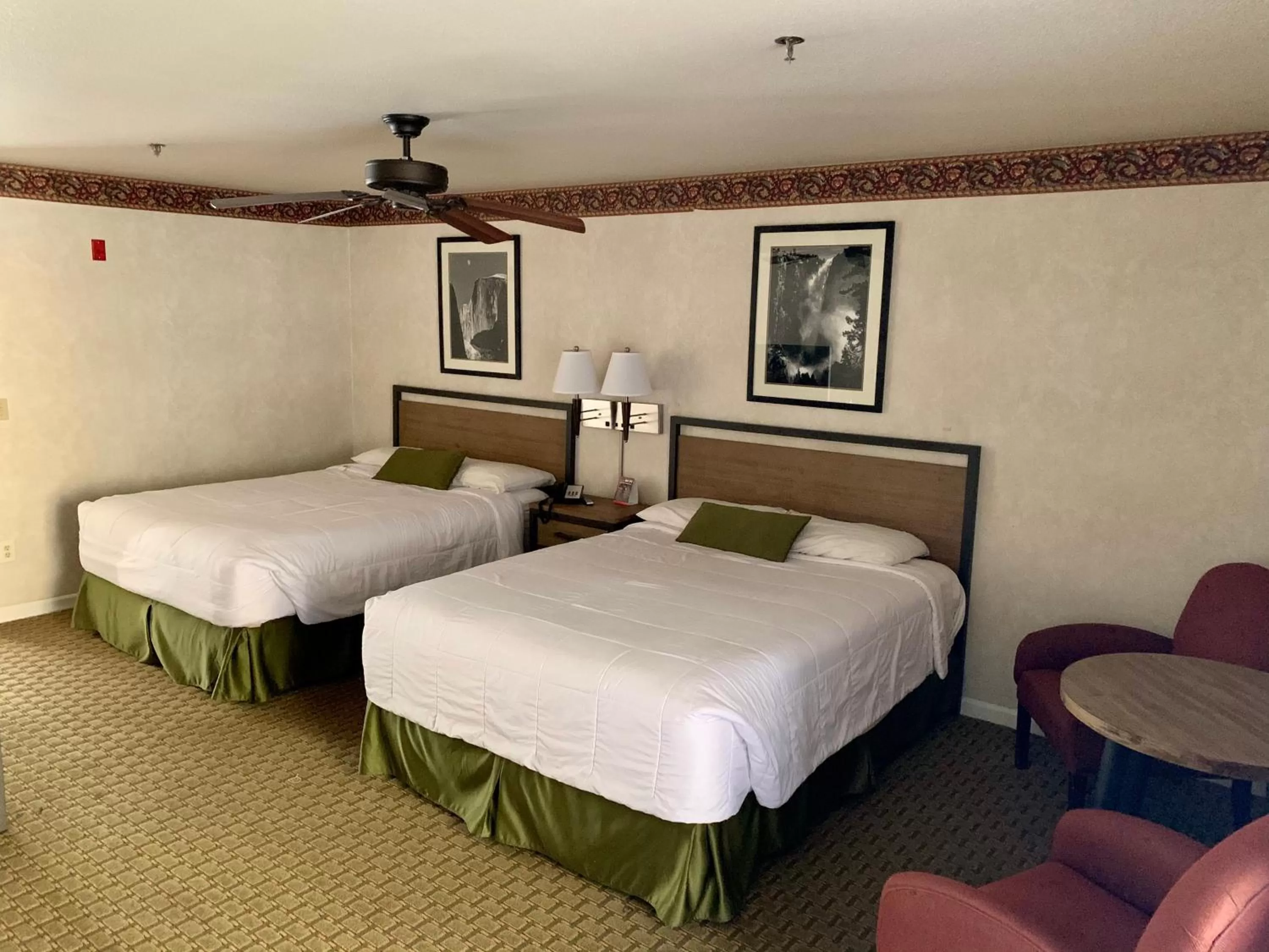 Bed in Yosemite View Lodge