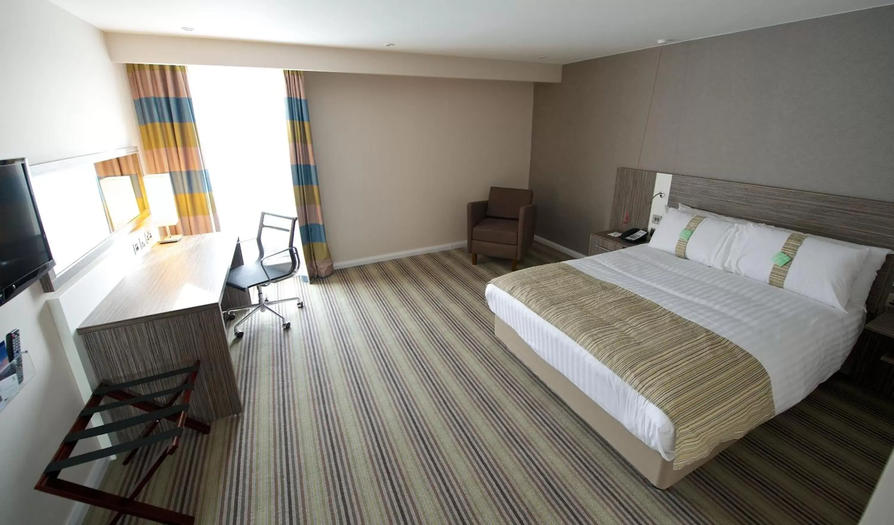 Photo of the whole room, Bed in Holiday Inn Southend by IHG Photo of the whole room, Bed in Holiday Inn Southend by IHG