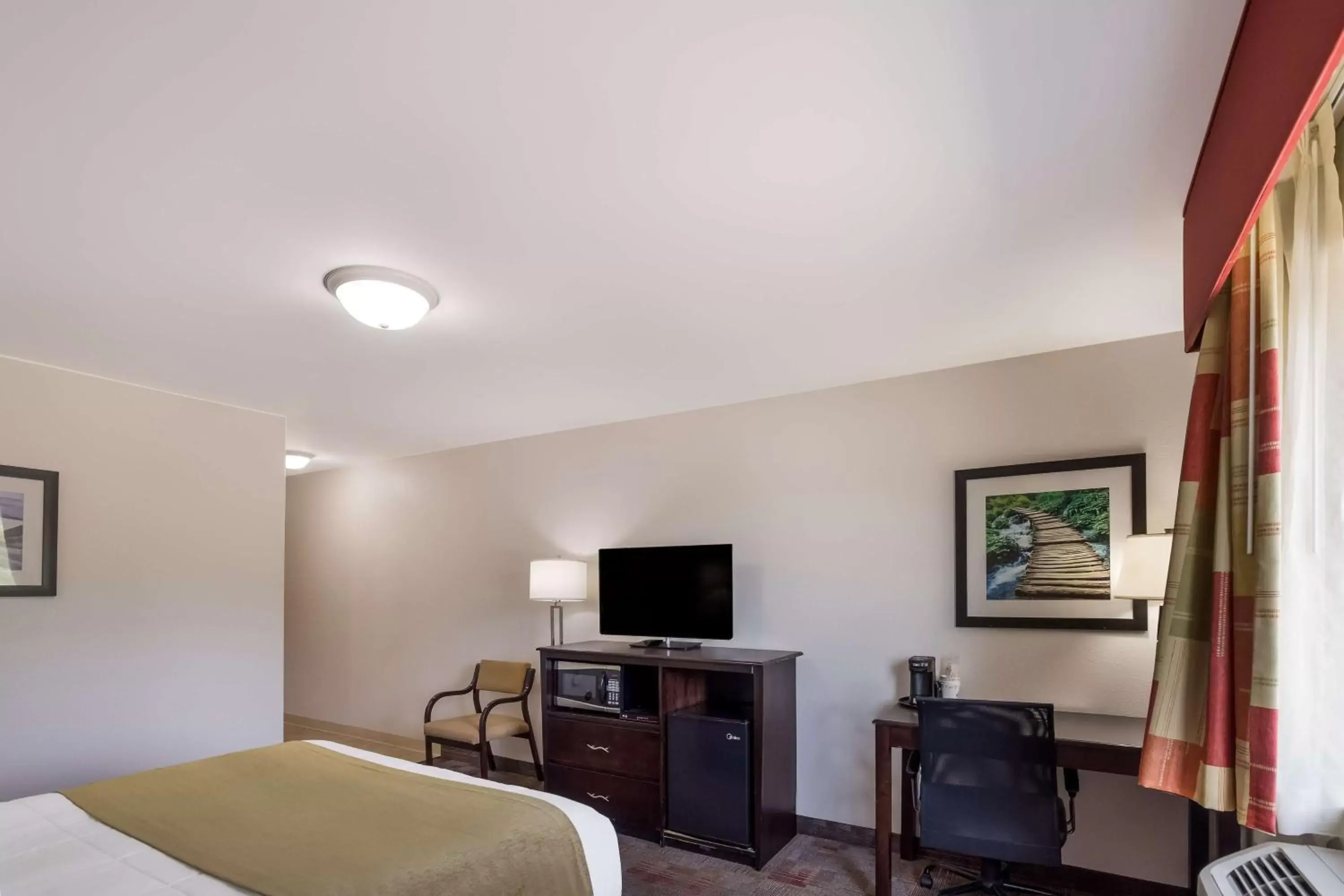 Bedroom, TV/Entertainment Center in SureStay Hotel by Best Western Whittington Rend Lake