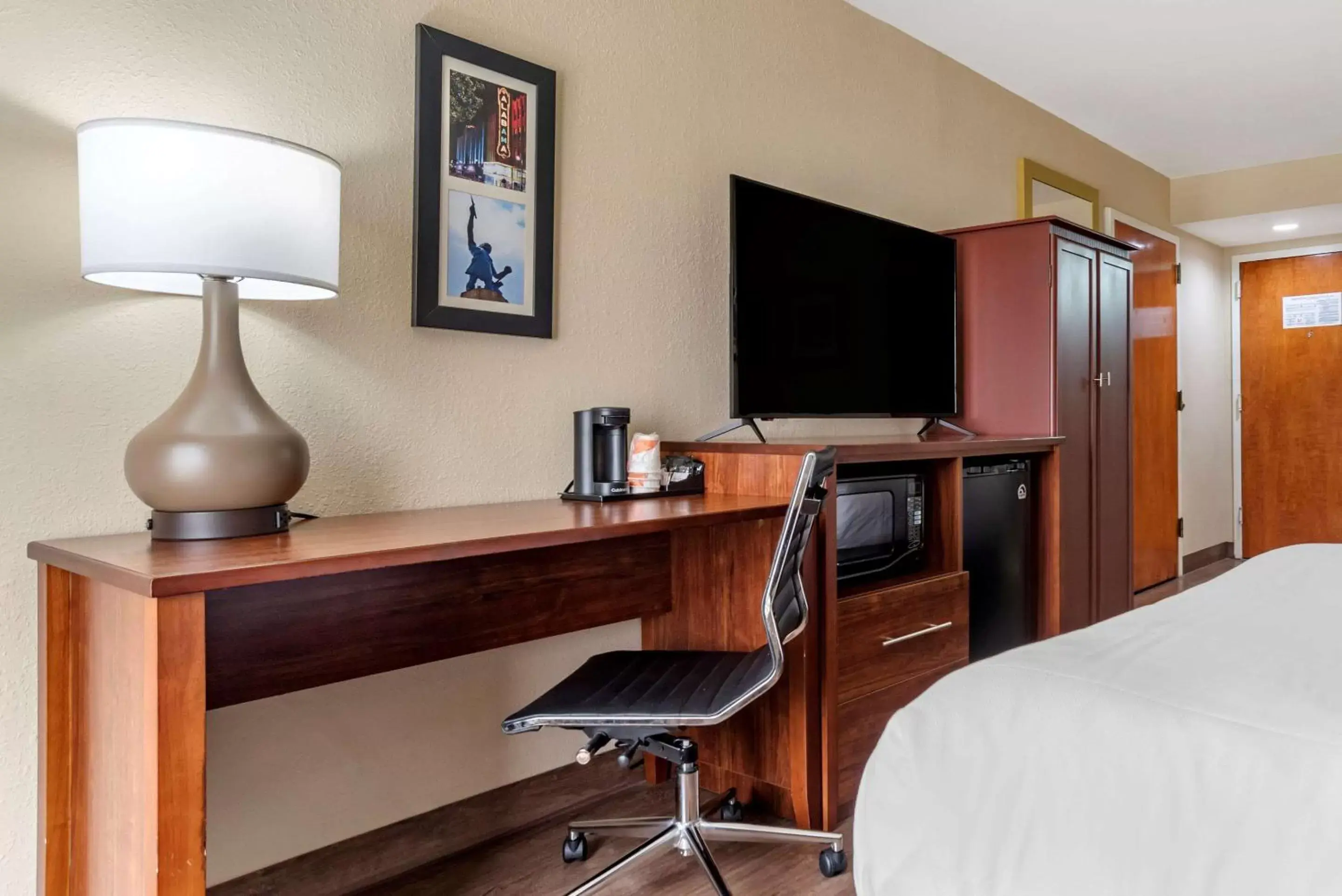 Photo of the whole room, TV/Entertainment Center in Comfort Inn Birmingham Homewood