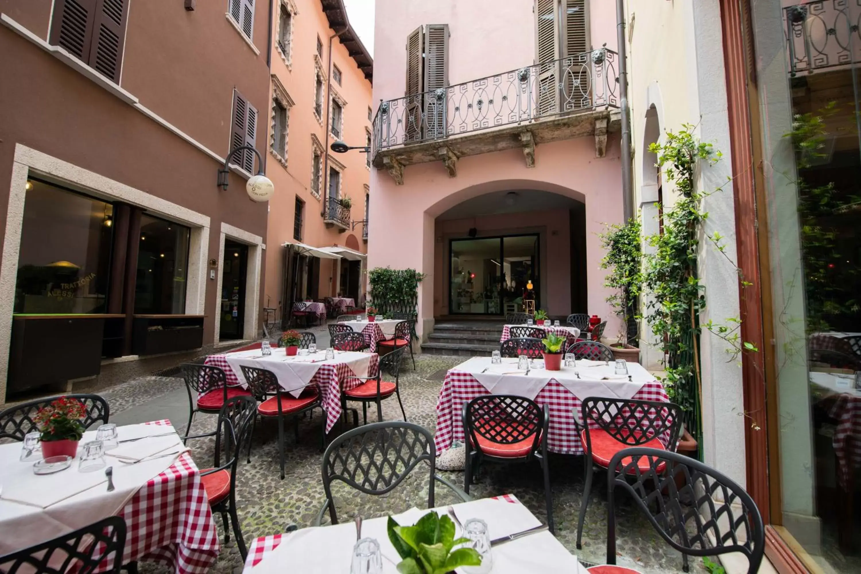 Property building, Restaurant/Places to Eat in Alessi Hotel Trattoria