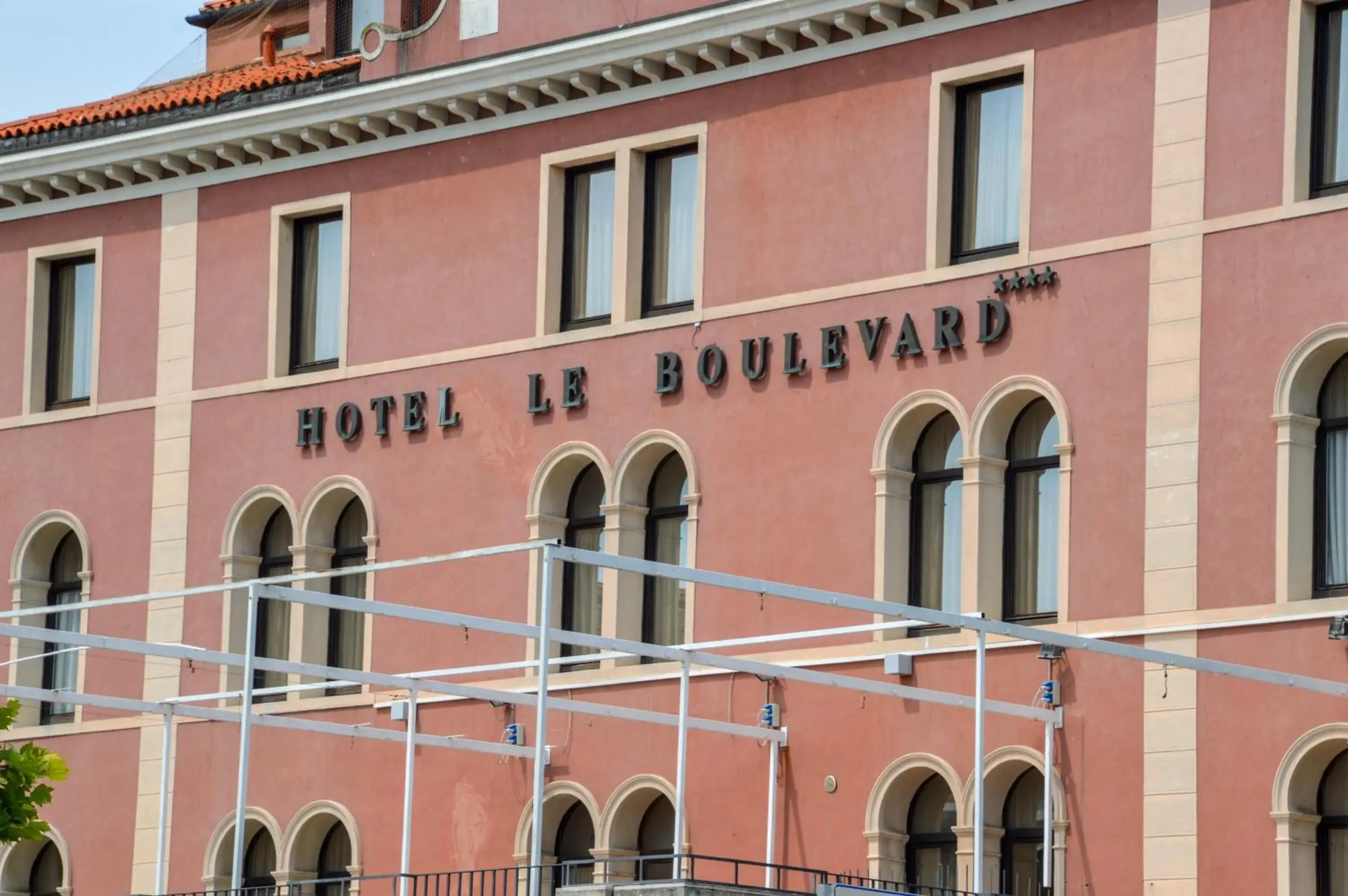 Facade/entrance, Property Building in Hotel Le Boulevard