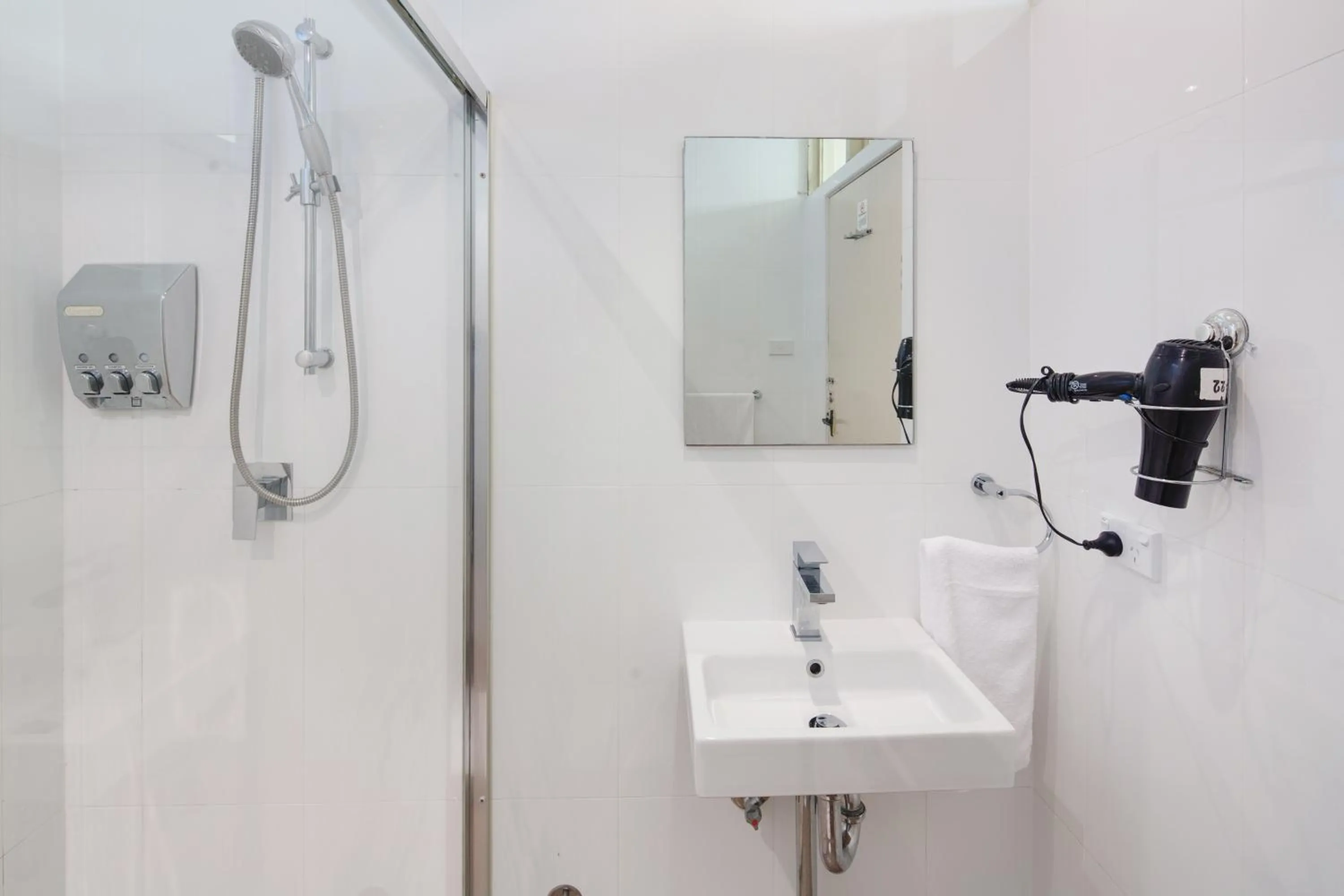 Shower in Neutral Bay Lodge