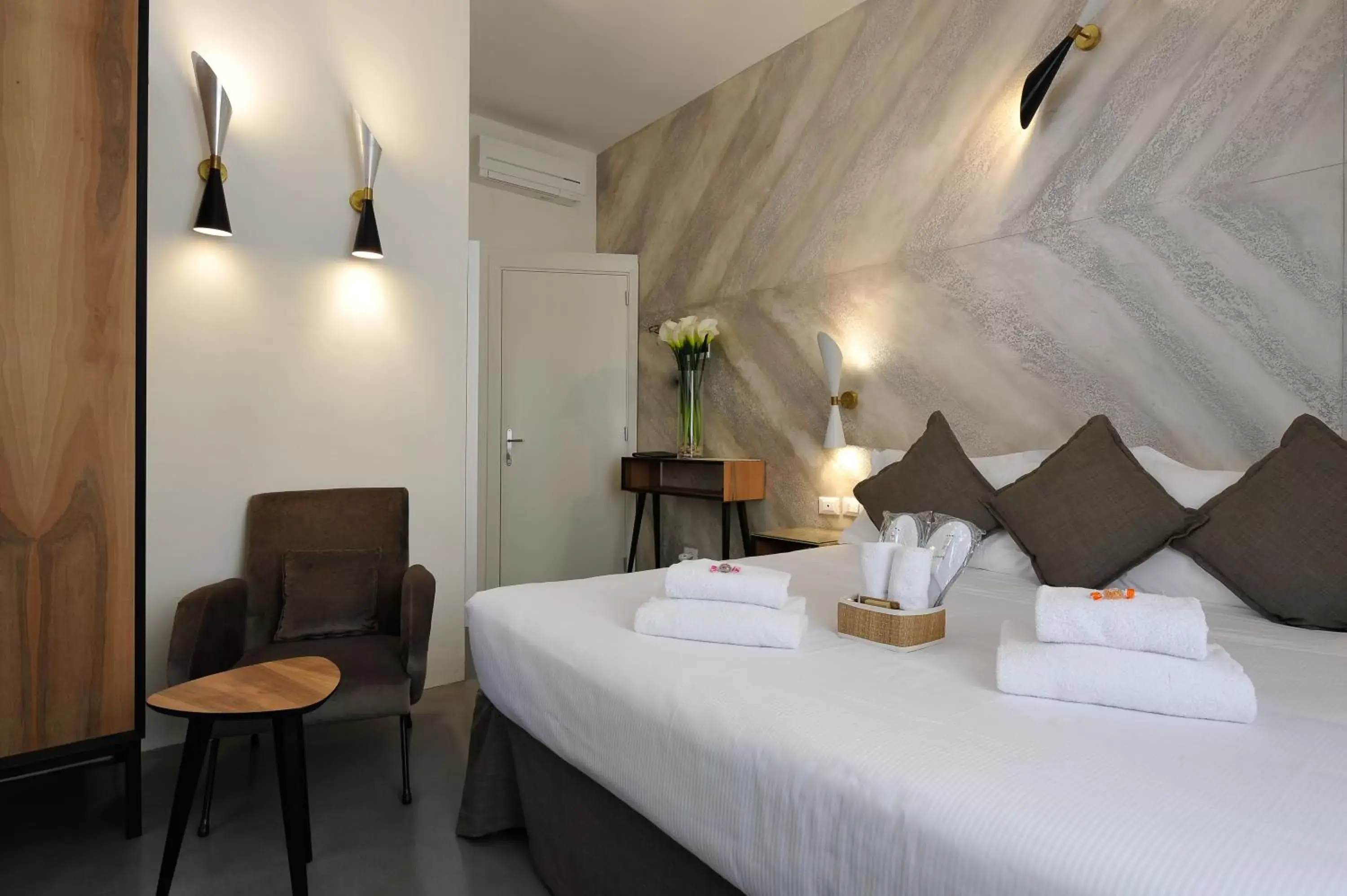 Bed in Hotel Lungarno Vespucci 50