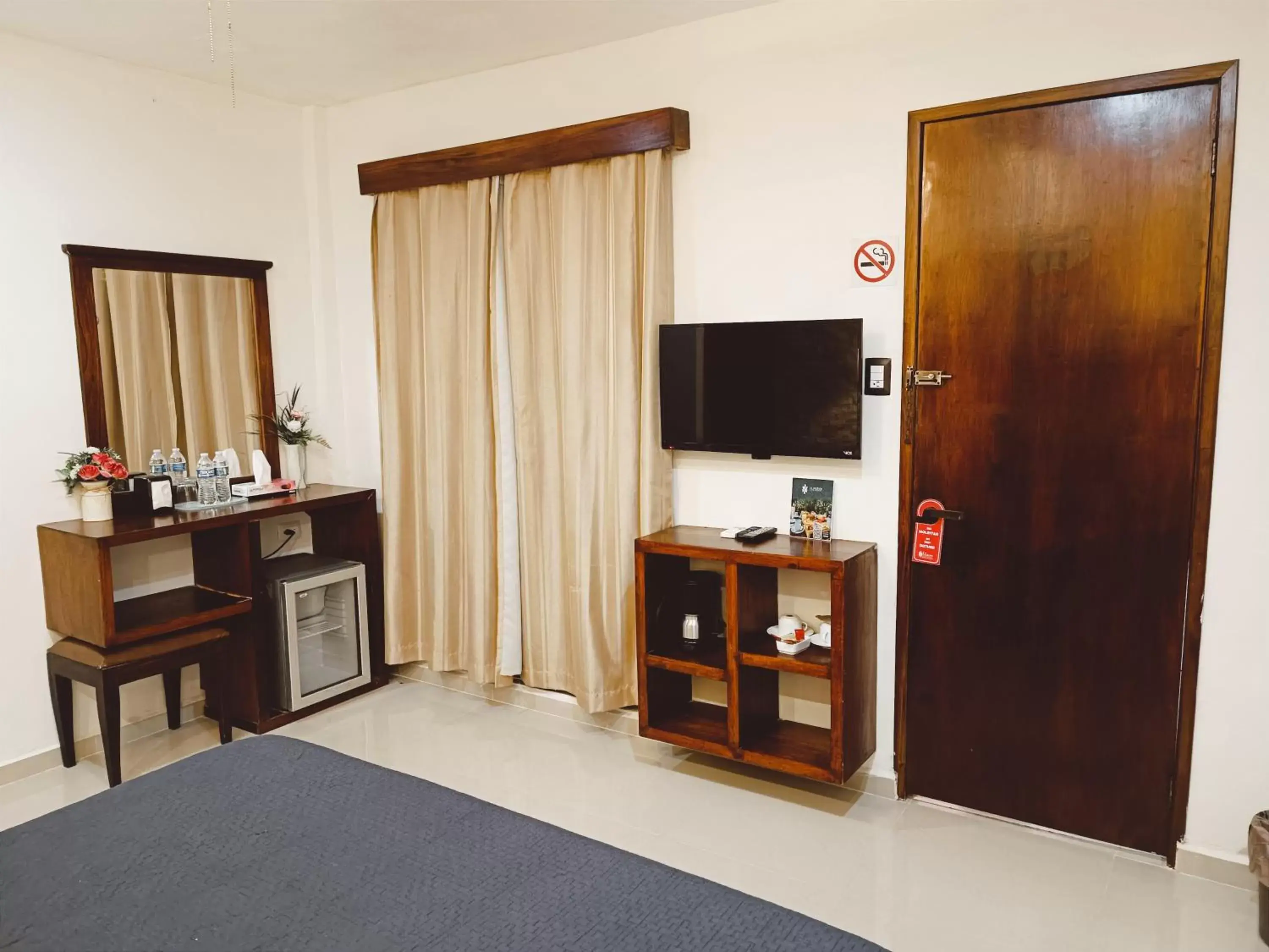 Photo of the whole room, TV/Entertainment Center in El Zaguán Colonial by GuruHotel