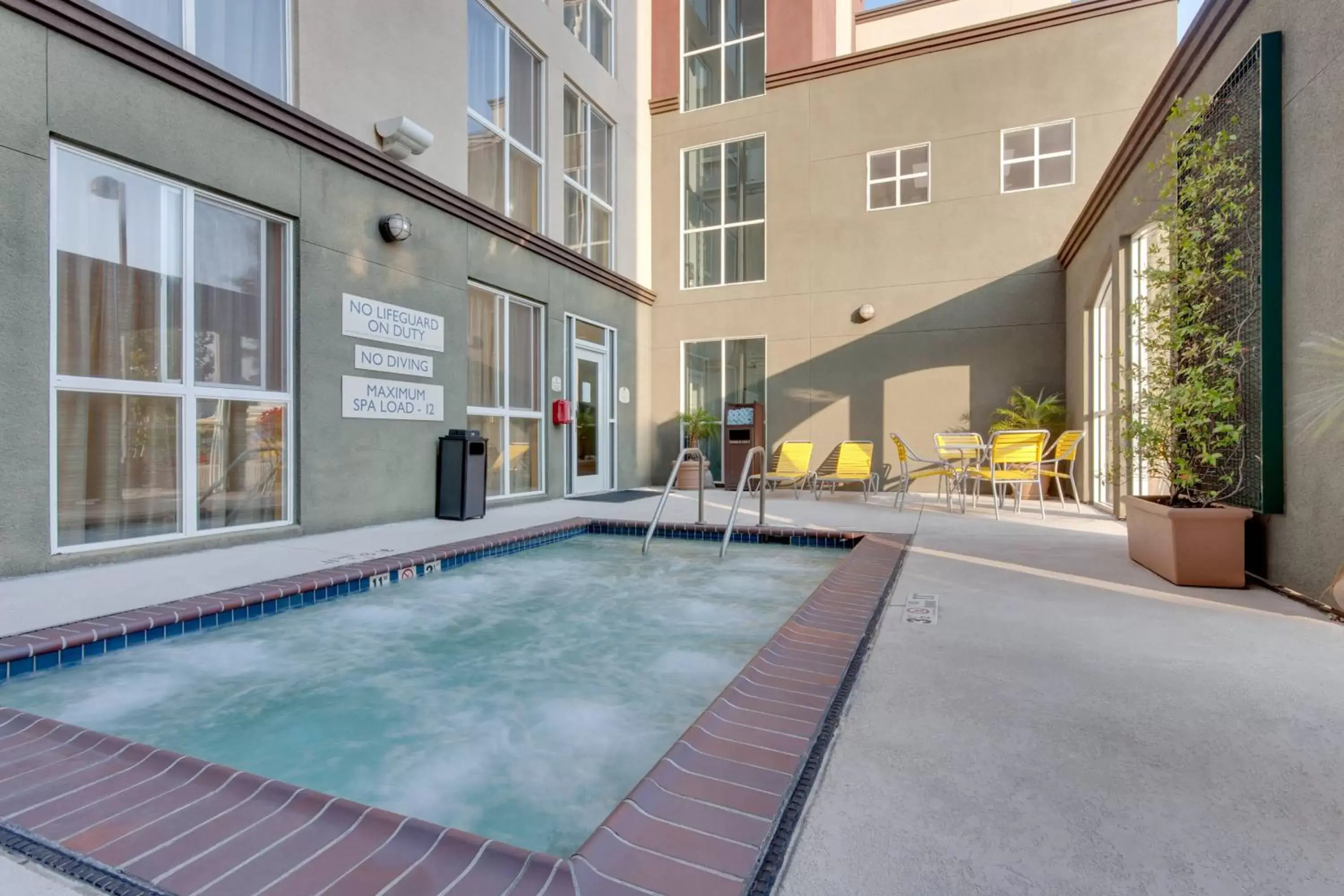 Swimming Pool in Fairfield Inn & Suites by Marriott San Francisco Airport/Millbrae