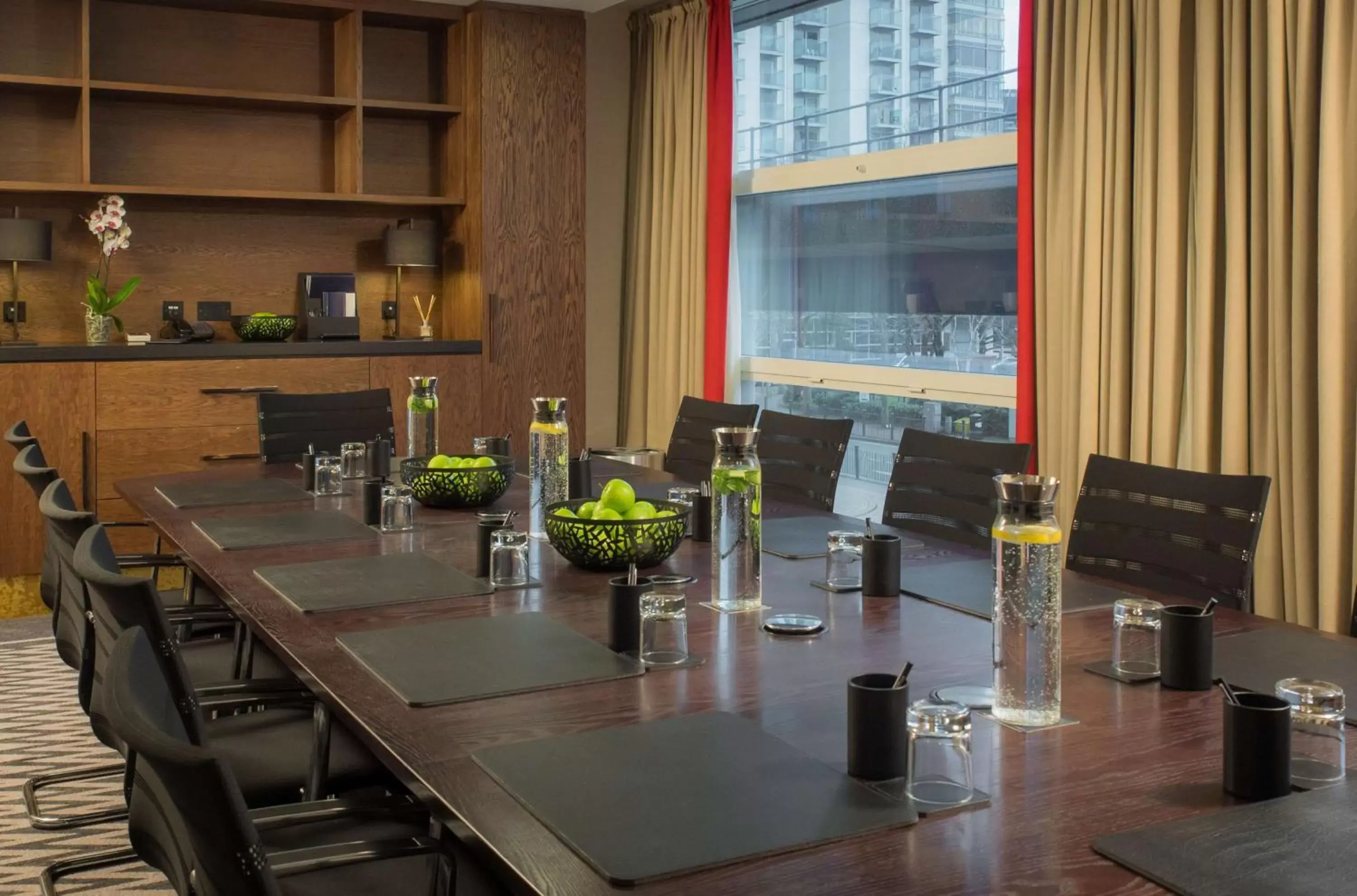 Meeting/conference room, Restaurant/Places to Eat in Hilton London Canary Wharf