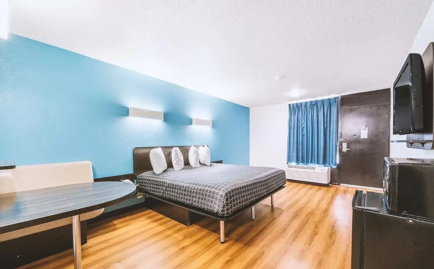 Standard King Room in Budget Inn Beeville Standard King Room in Budget Inn Beeville