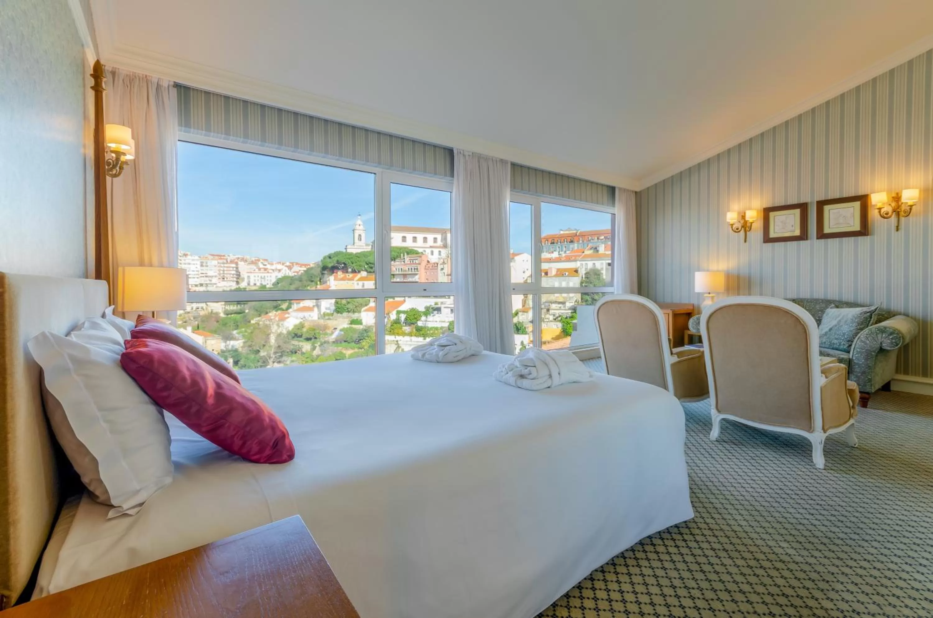 Photo of the whole room, Bed in Olissippo Castelo