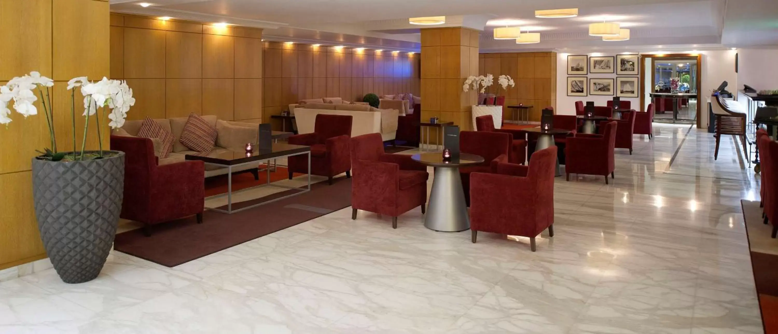 Lobby or reception, Restaurant/Places to Eat in Radisson Blu Martinez Beirut