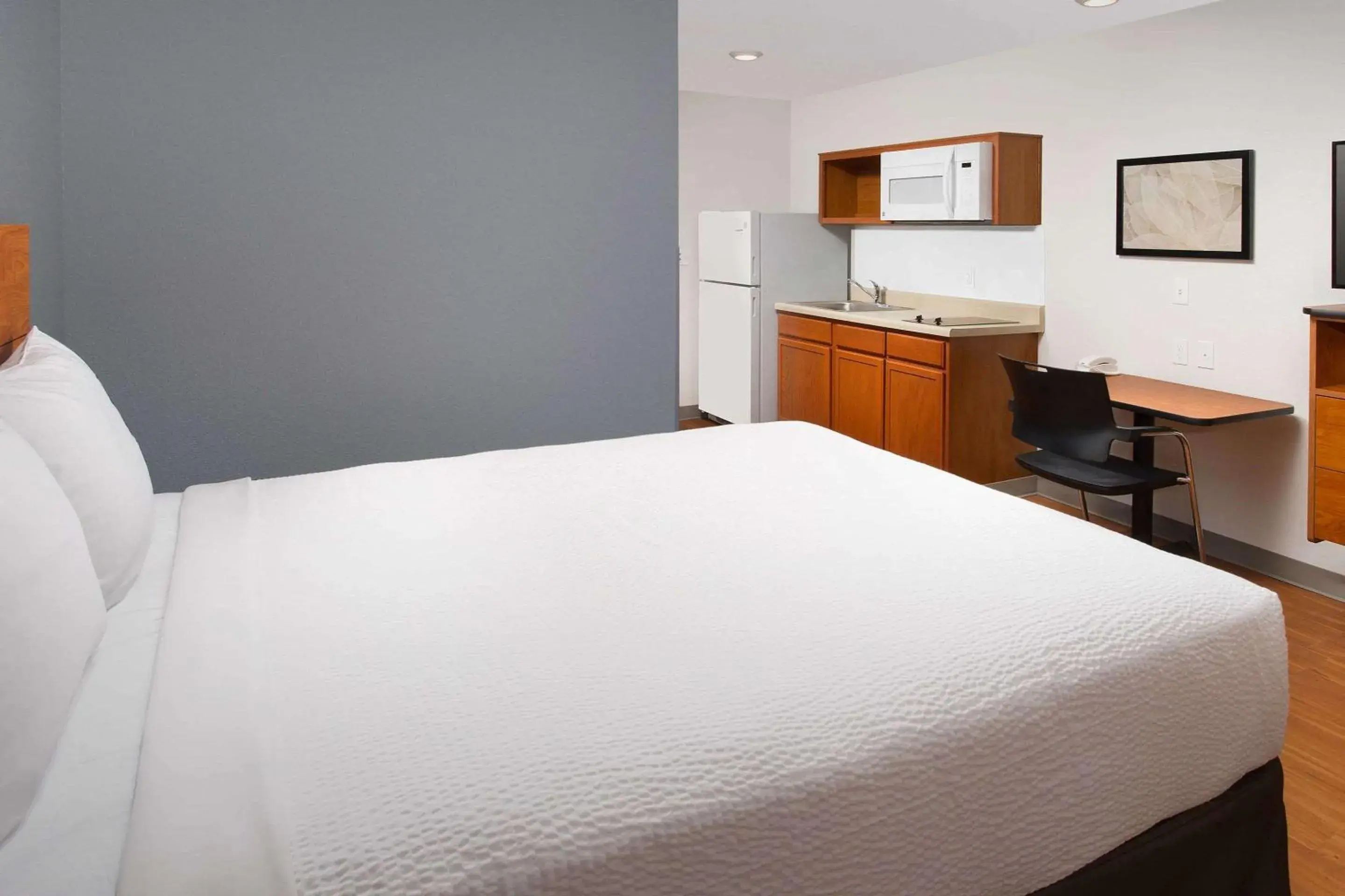 On site, Bed in WoodSpring Suites Chicago Darien