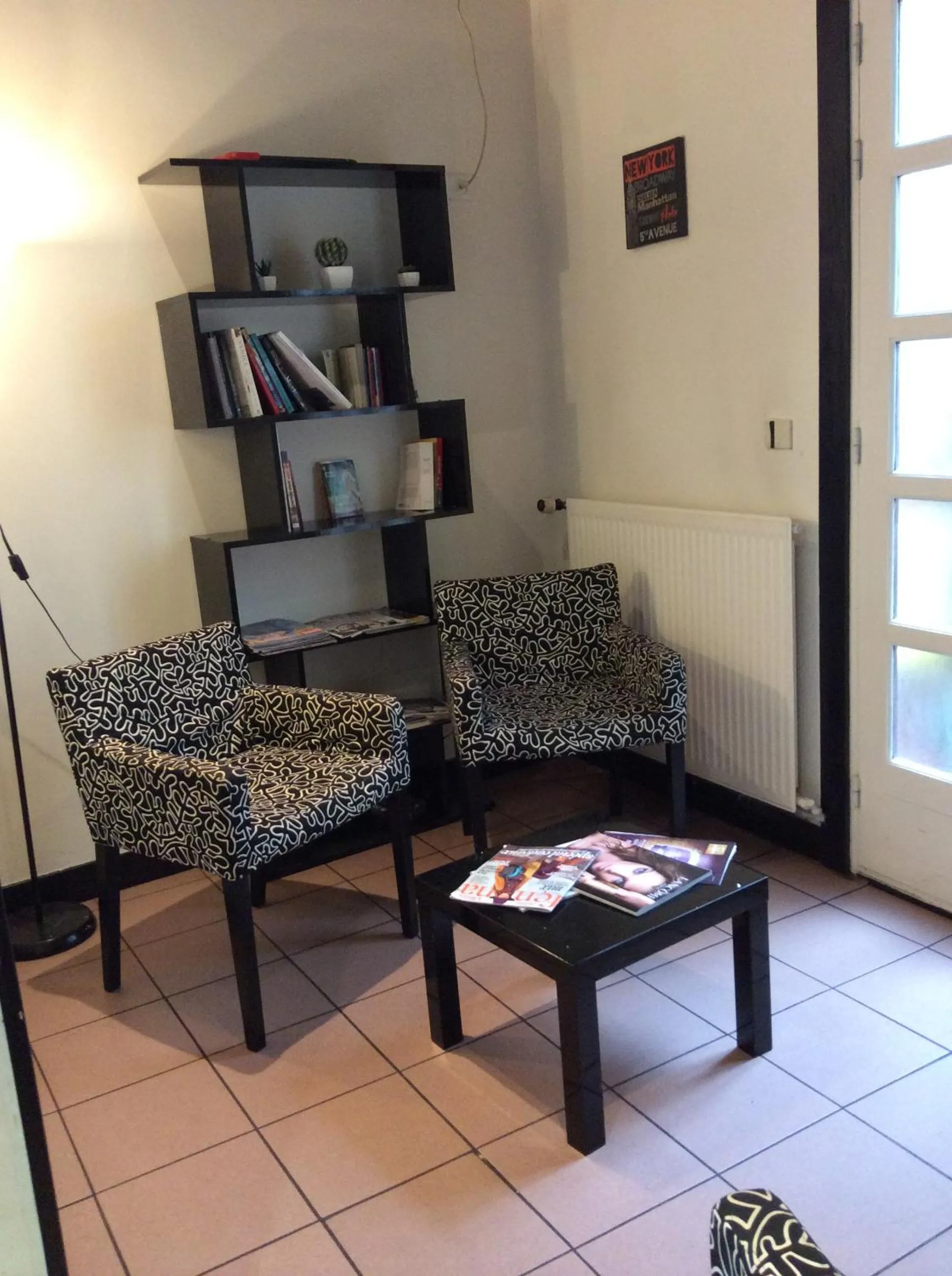 Communal lounge/ TV room in Hotel De La Place