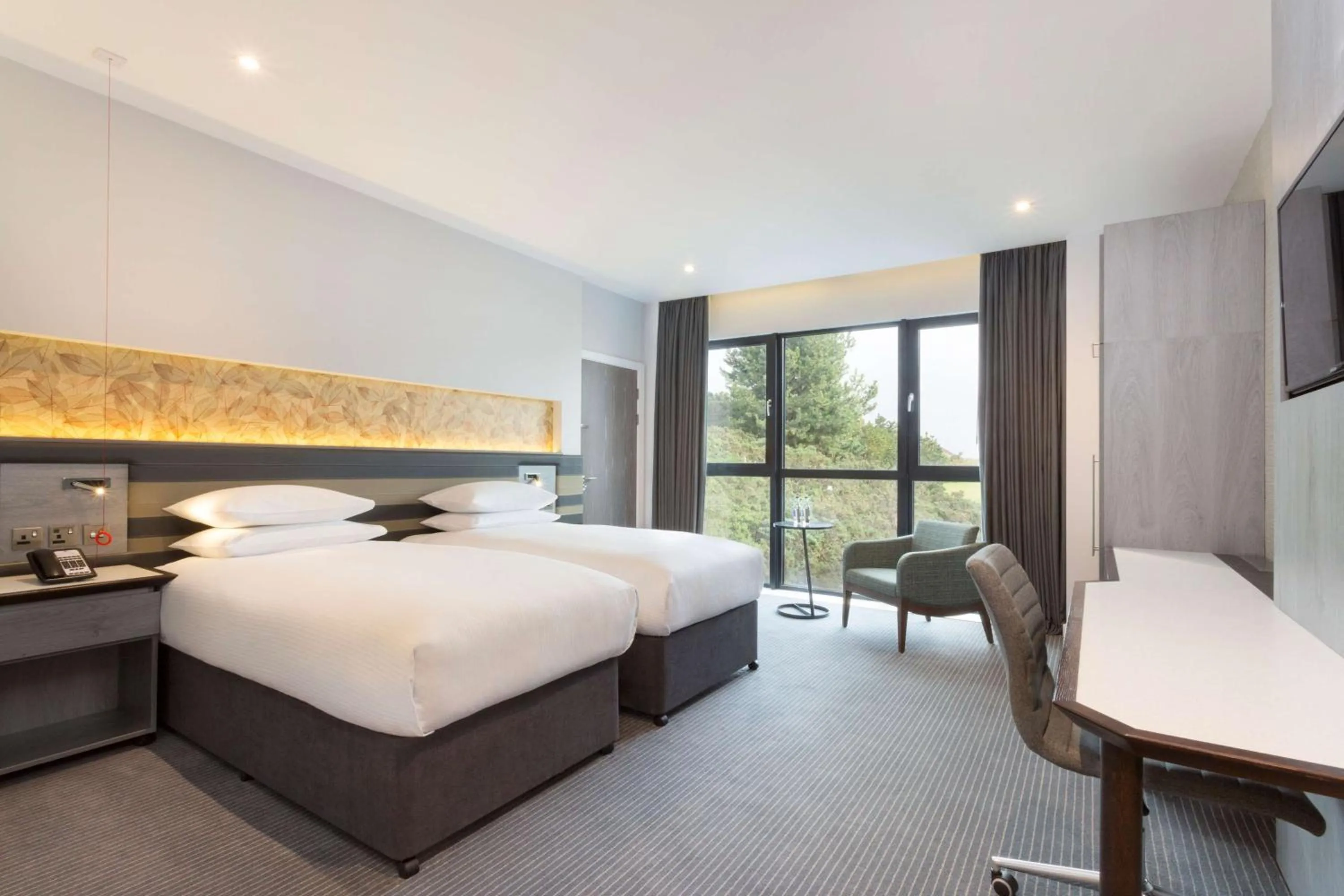 Bedroom, Bed in DoubleTree by Hilton Edinburgh - Queensferry Crossing