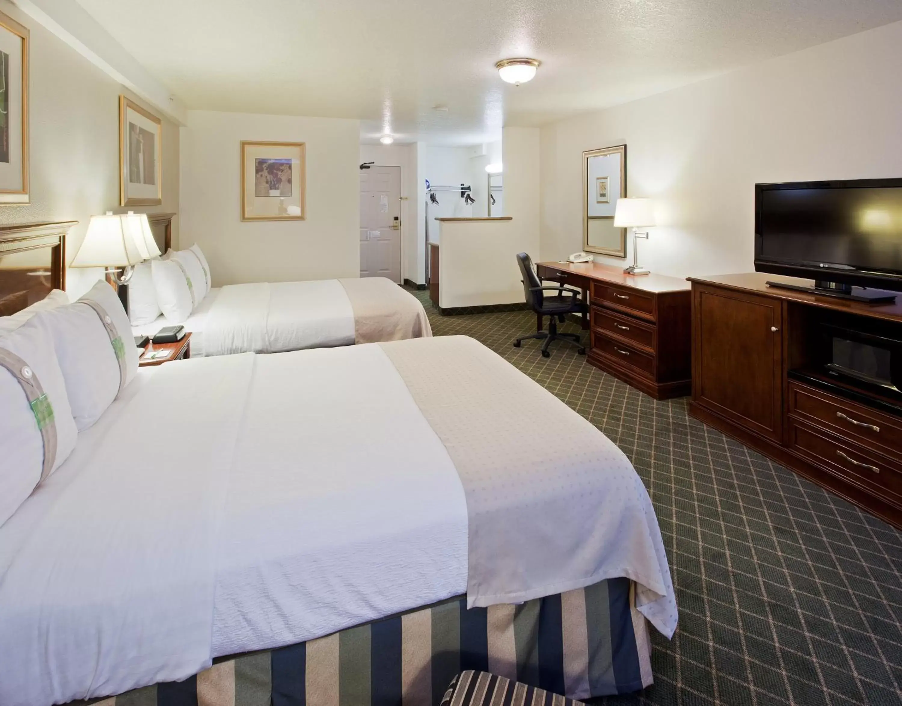 Photo of the whole room, Bed in Holiday Inn Redding, an IHG Hotel