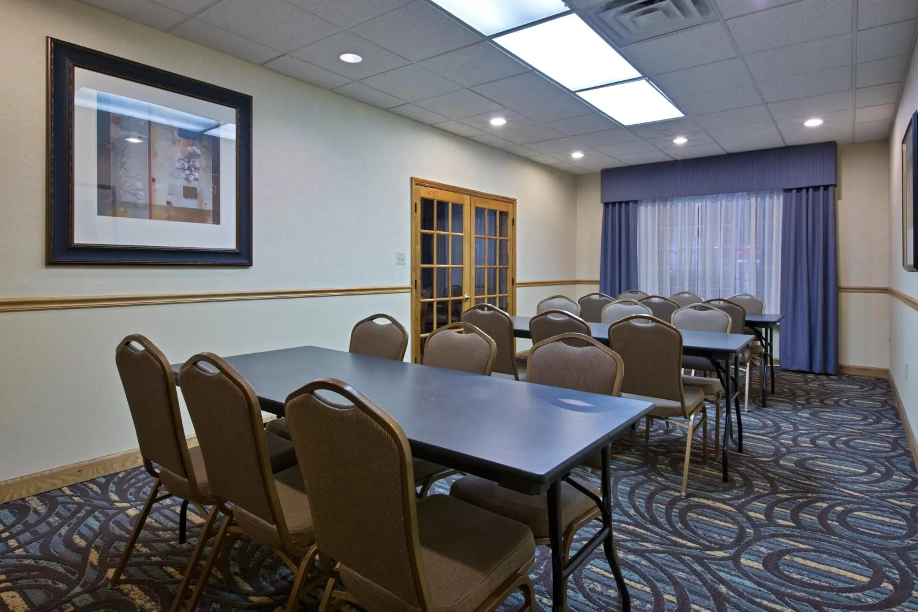 Seating area in Country Inn & Suites by Radisson, Lexington, VA