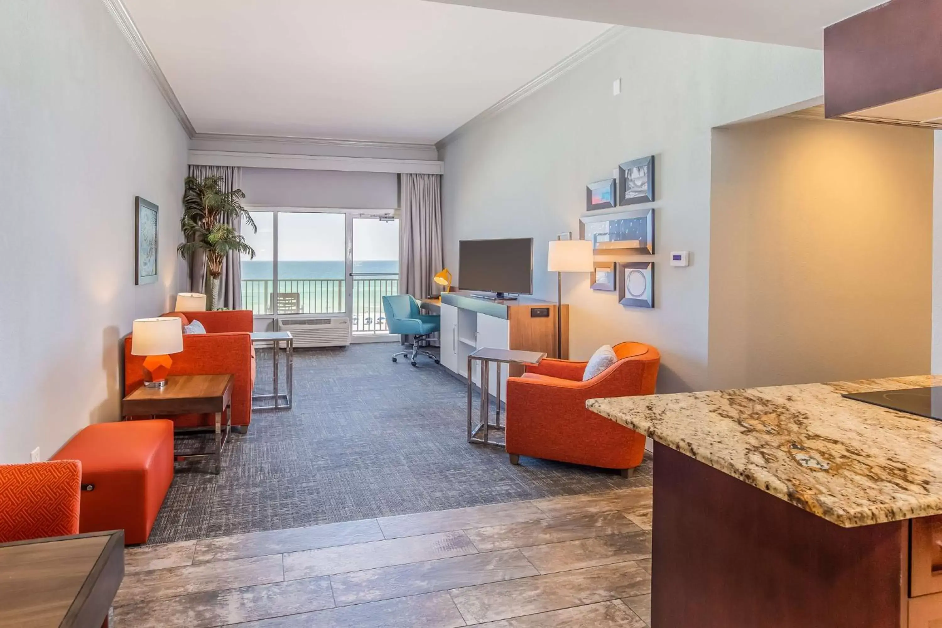 Living room in Hampton Inn Pensacola Beach