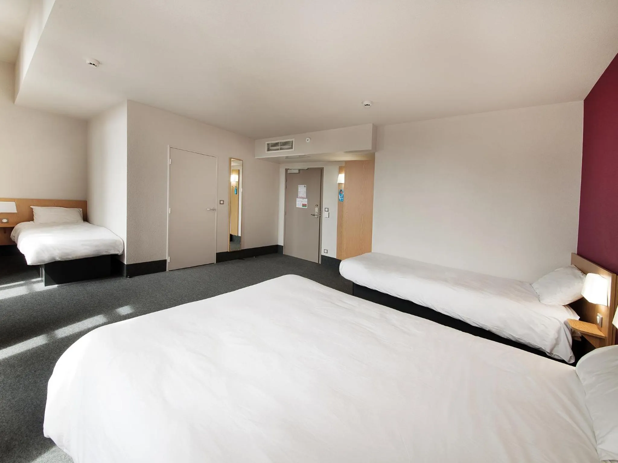 Photo of the whole room, Bed in B&B HOTEL Castres Centre Gambetta