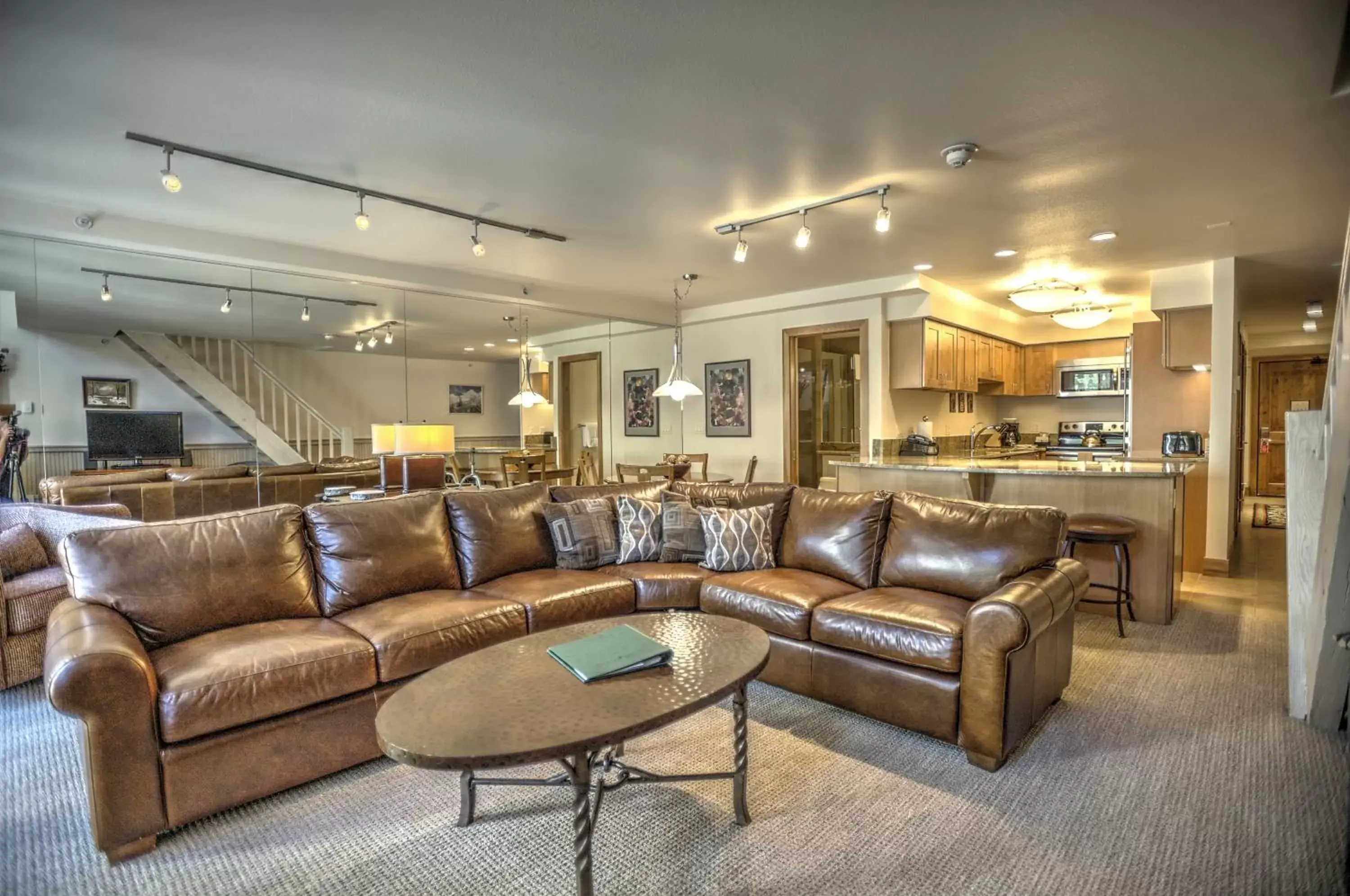 Kitchen or kitchenette, Lobby/Reception in Lion Square Lodge