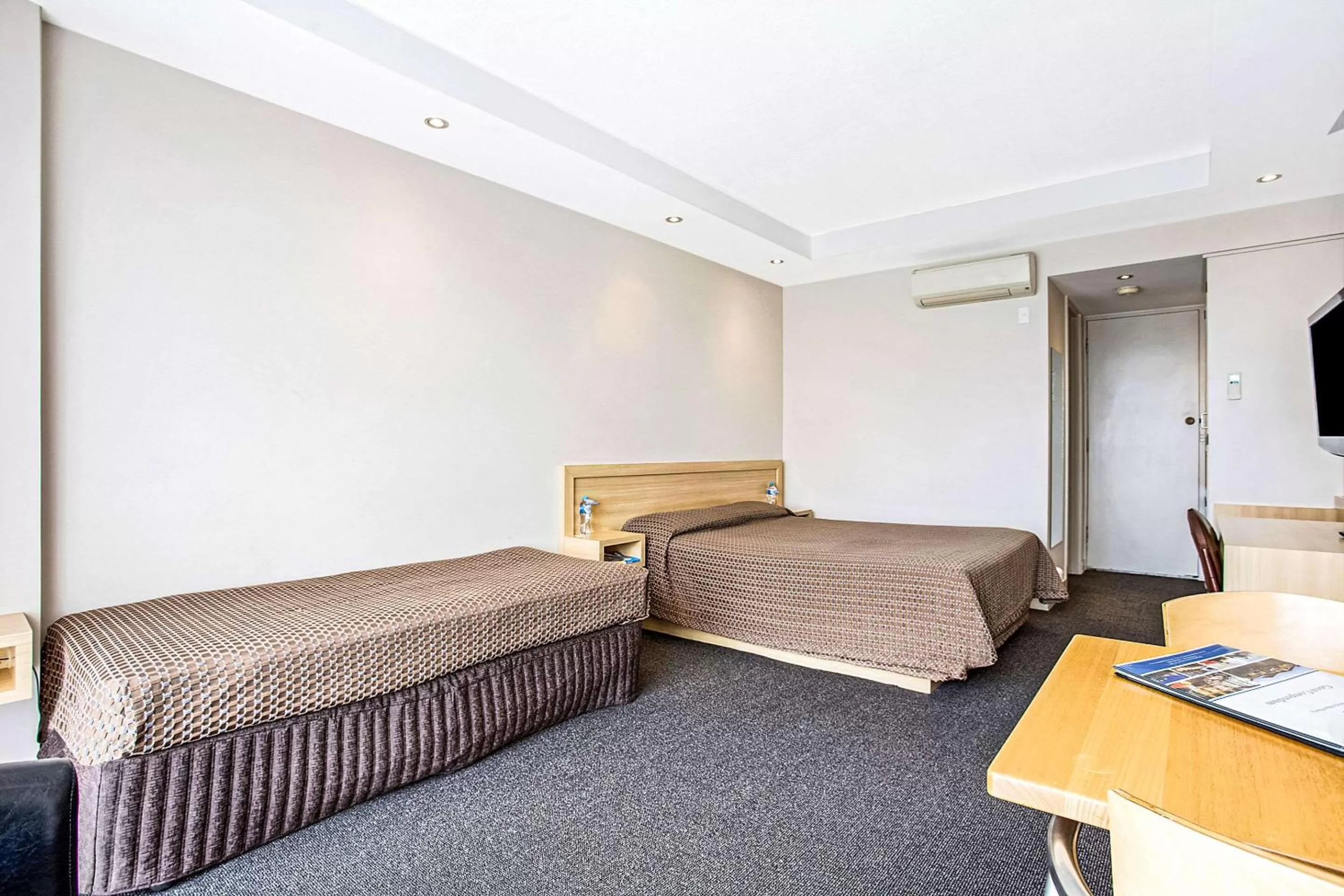 Bedroom, Bed in Richmond Henty Hotel