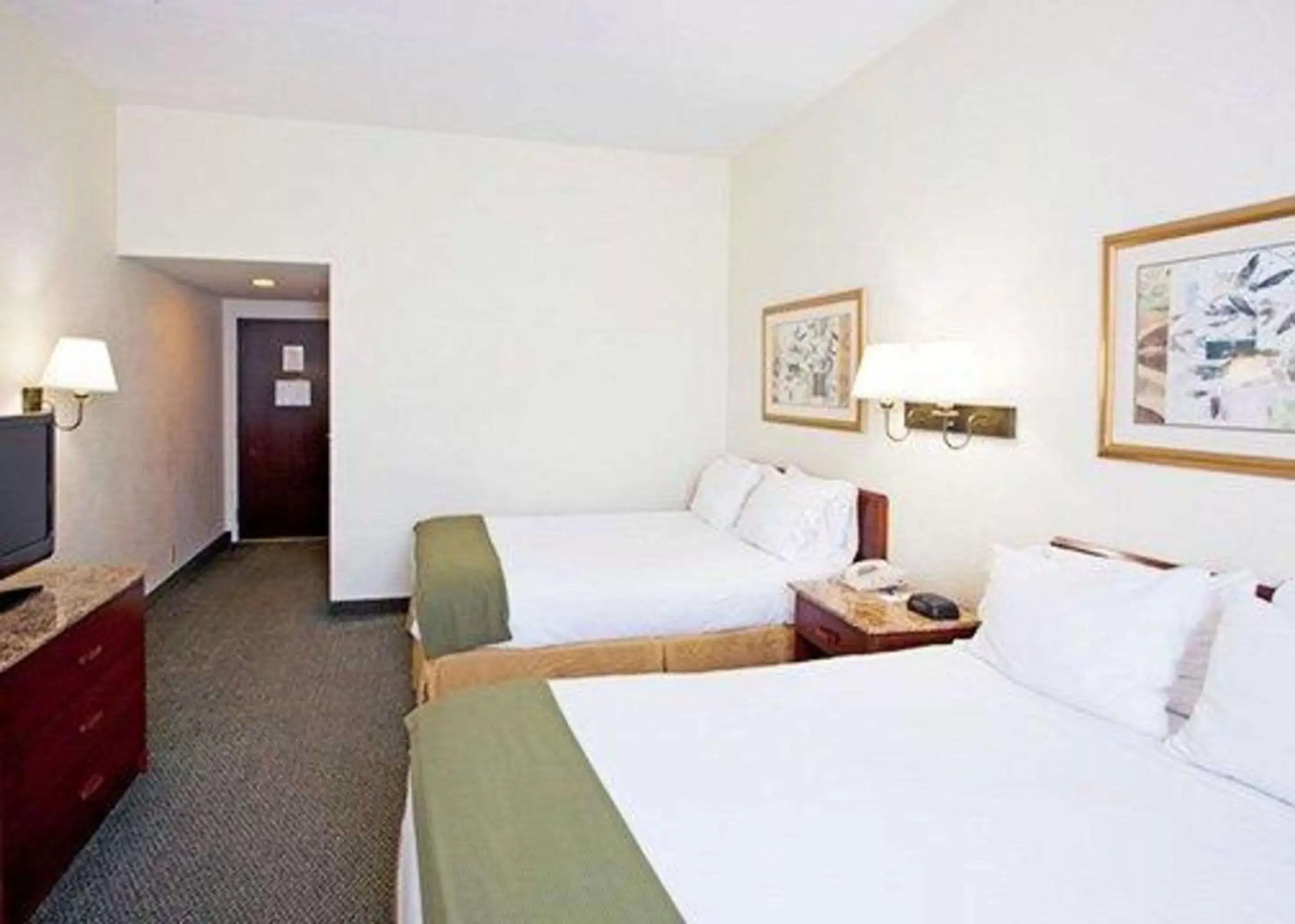 Photo of the whole room, Bed in Econolodge Wesley Chapel
