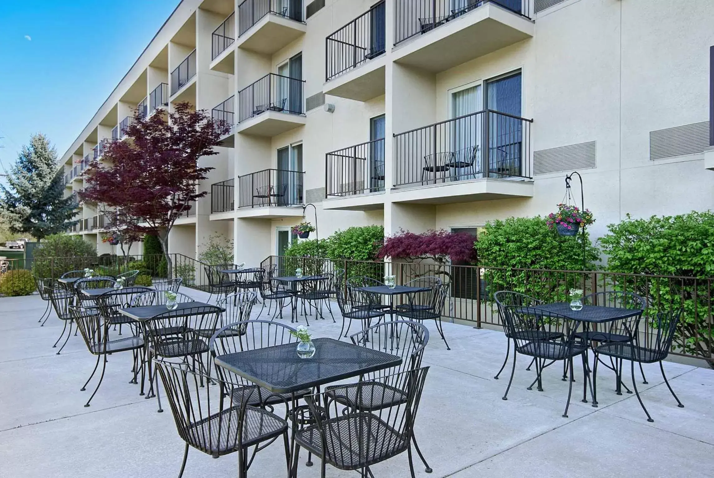 Patio, Restaurant/Places to Eat in Oxford Suites Yakima