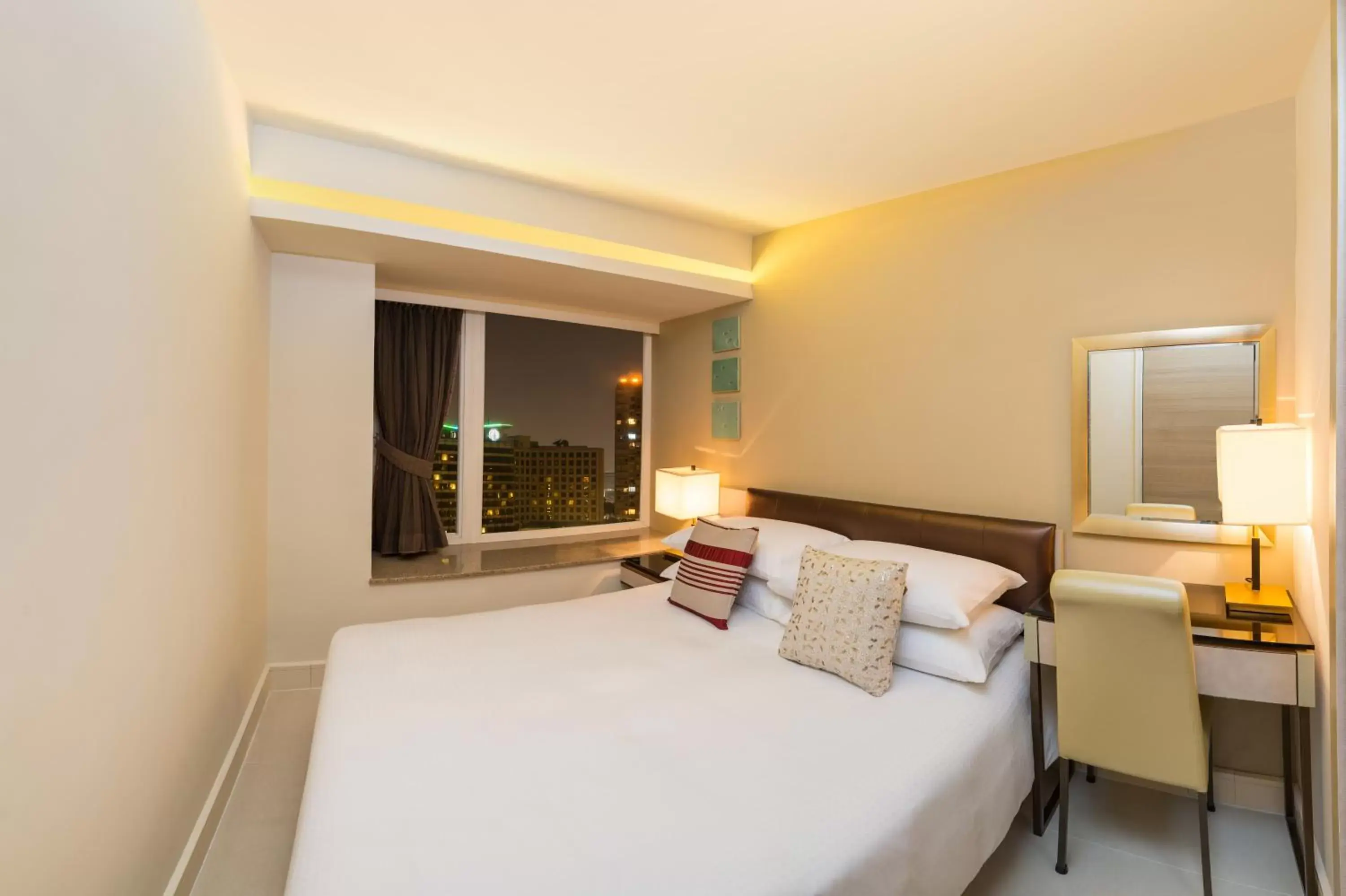 Bedroom, Bed in Kowloon Harbourfront Hotel