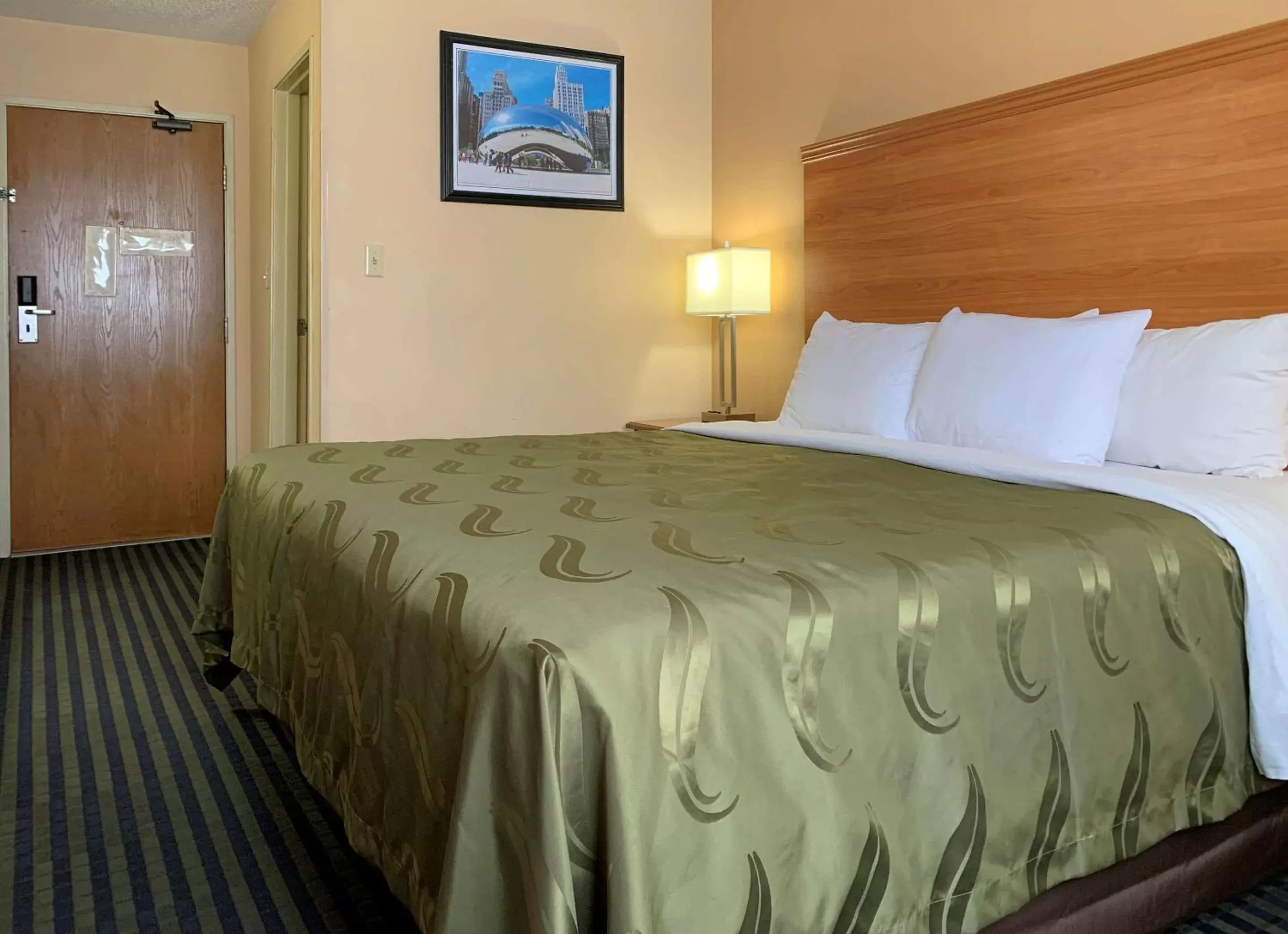 Photo of the whole room, Bed in Quality Inn Ottawa near Starved Rock State Park