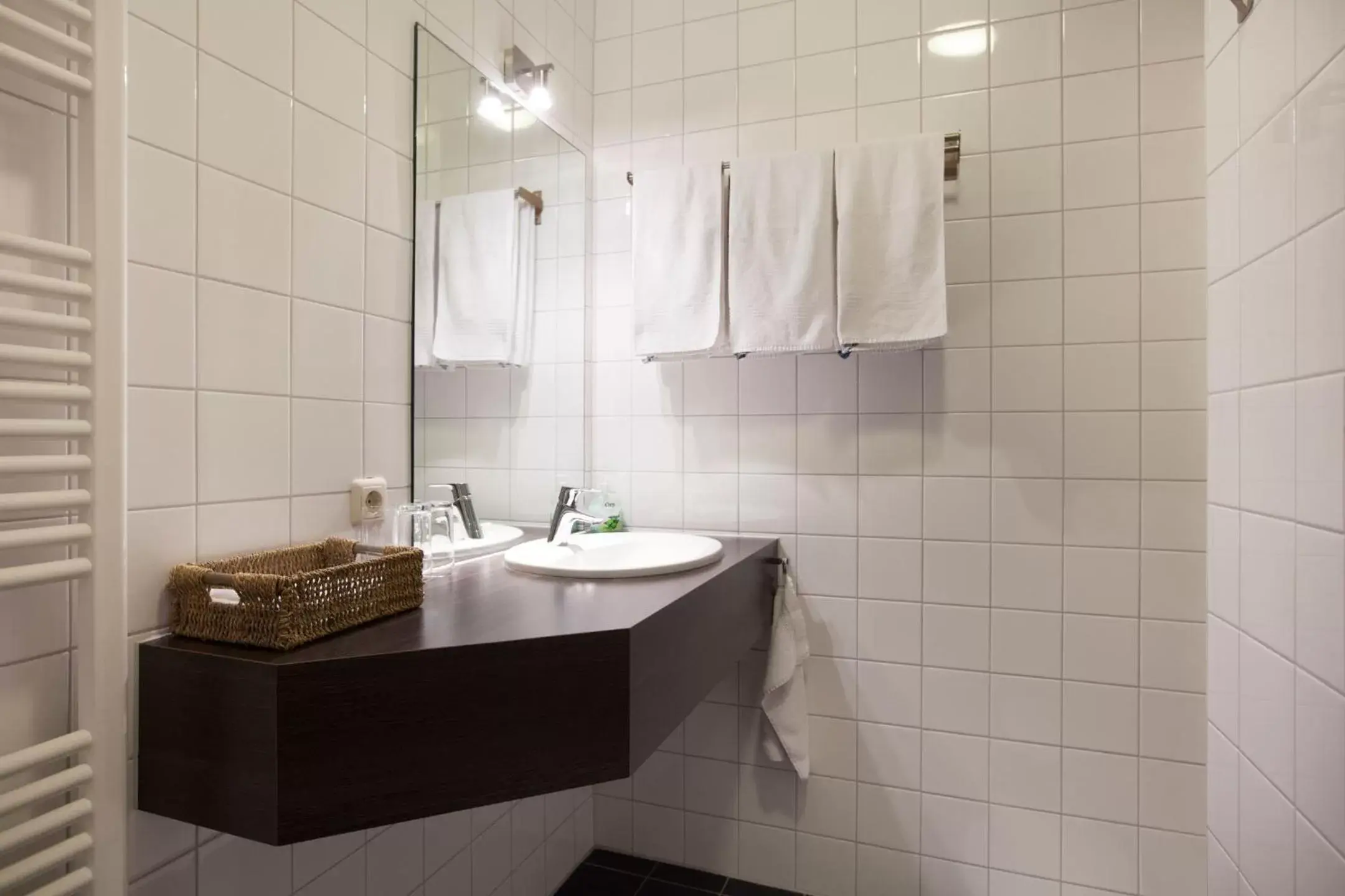 Shower, Bathroom in Bed & Breakfast De Raetskamer