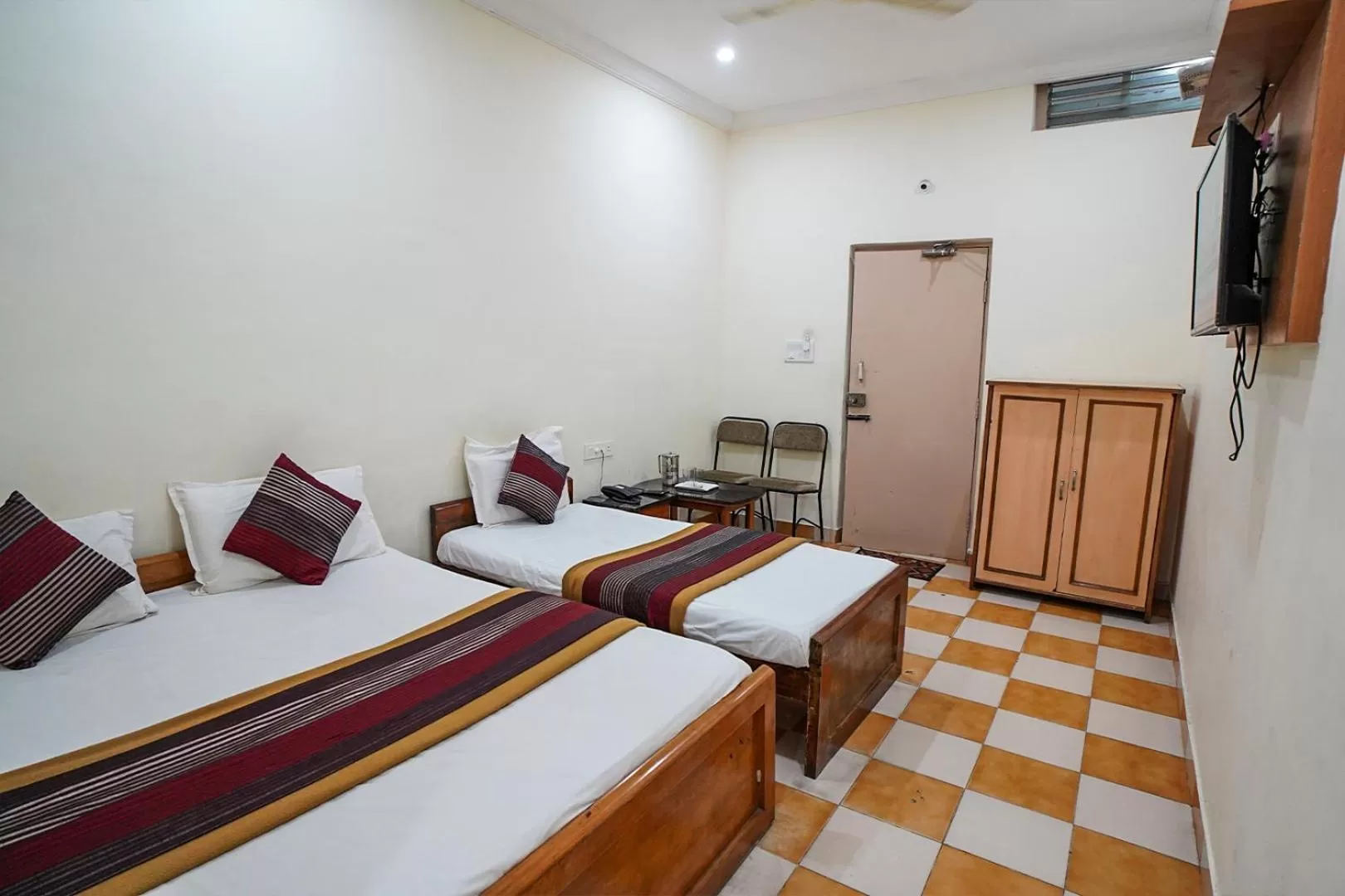 Communal lounge/ TV room, Bed in HOTEL PRAKAASH RESIDENCY