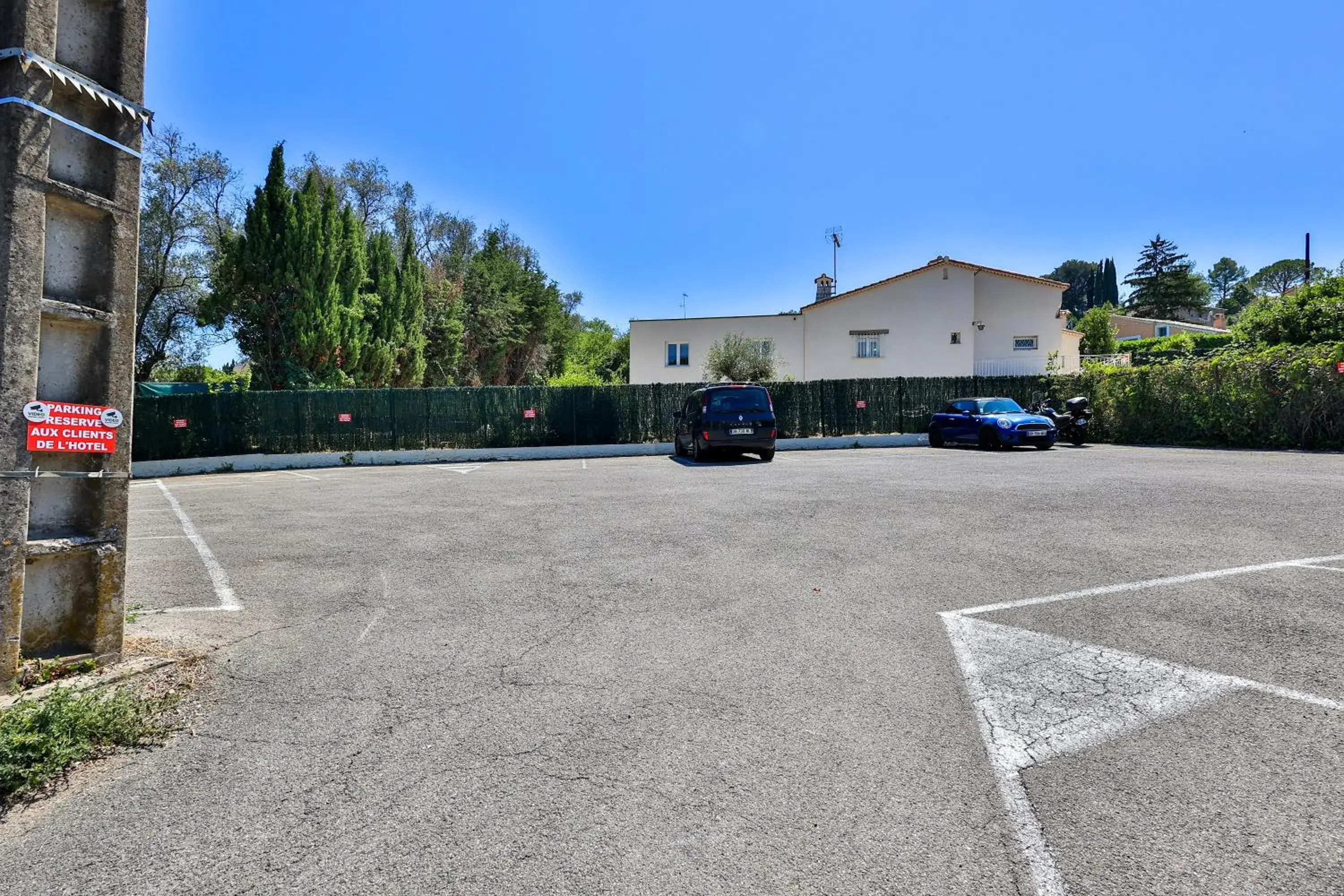 Location, Property Building in Logis Hotel des Cayrons