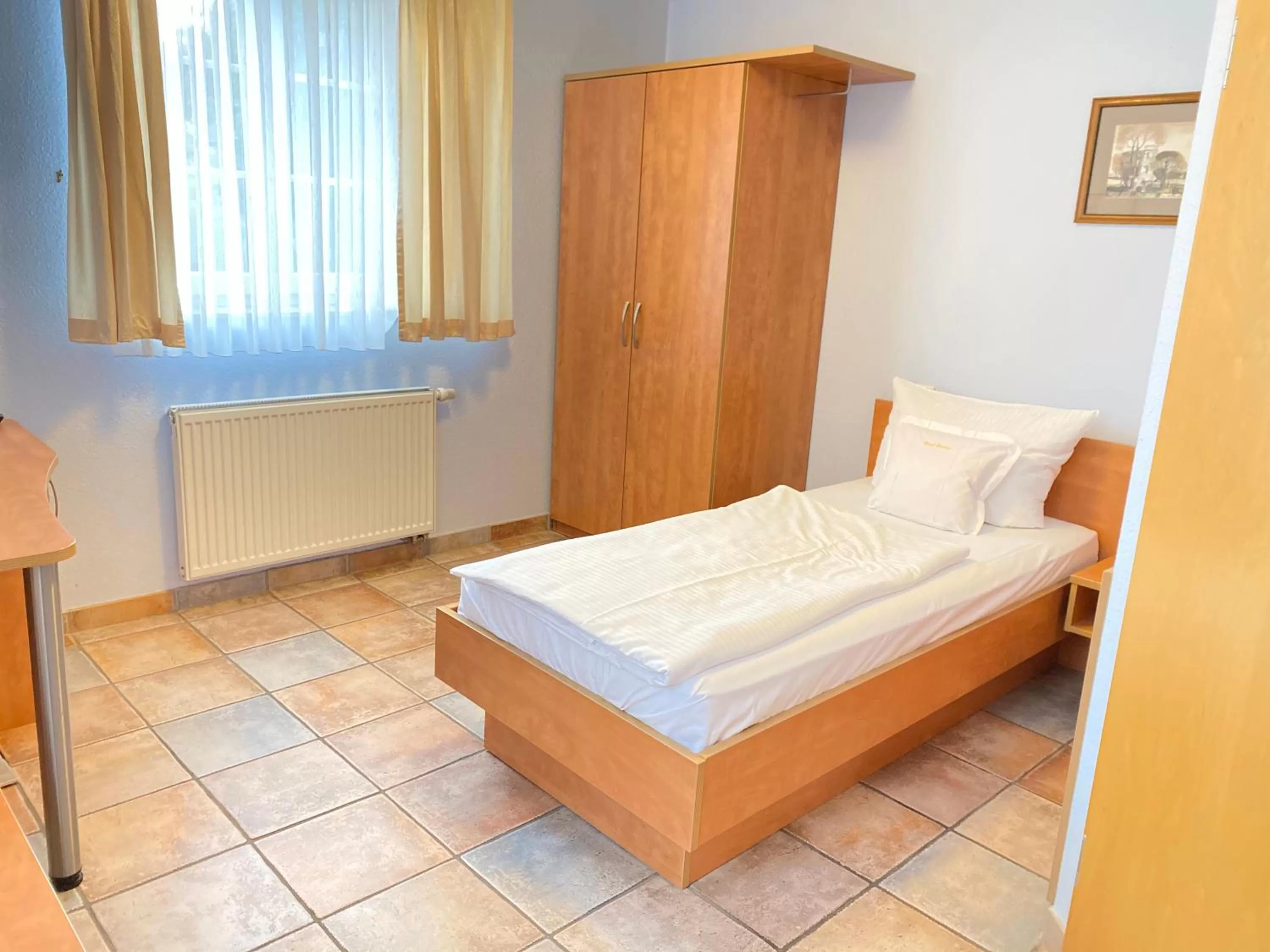 Bed in Vintage Hotel Köln Pulheim - Kostenlose Parkplätze