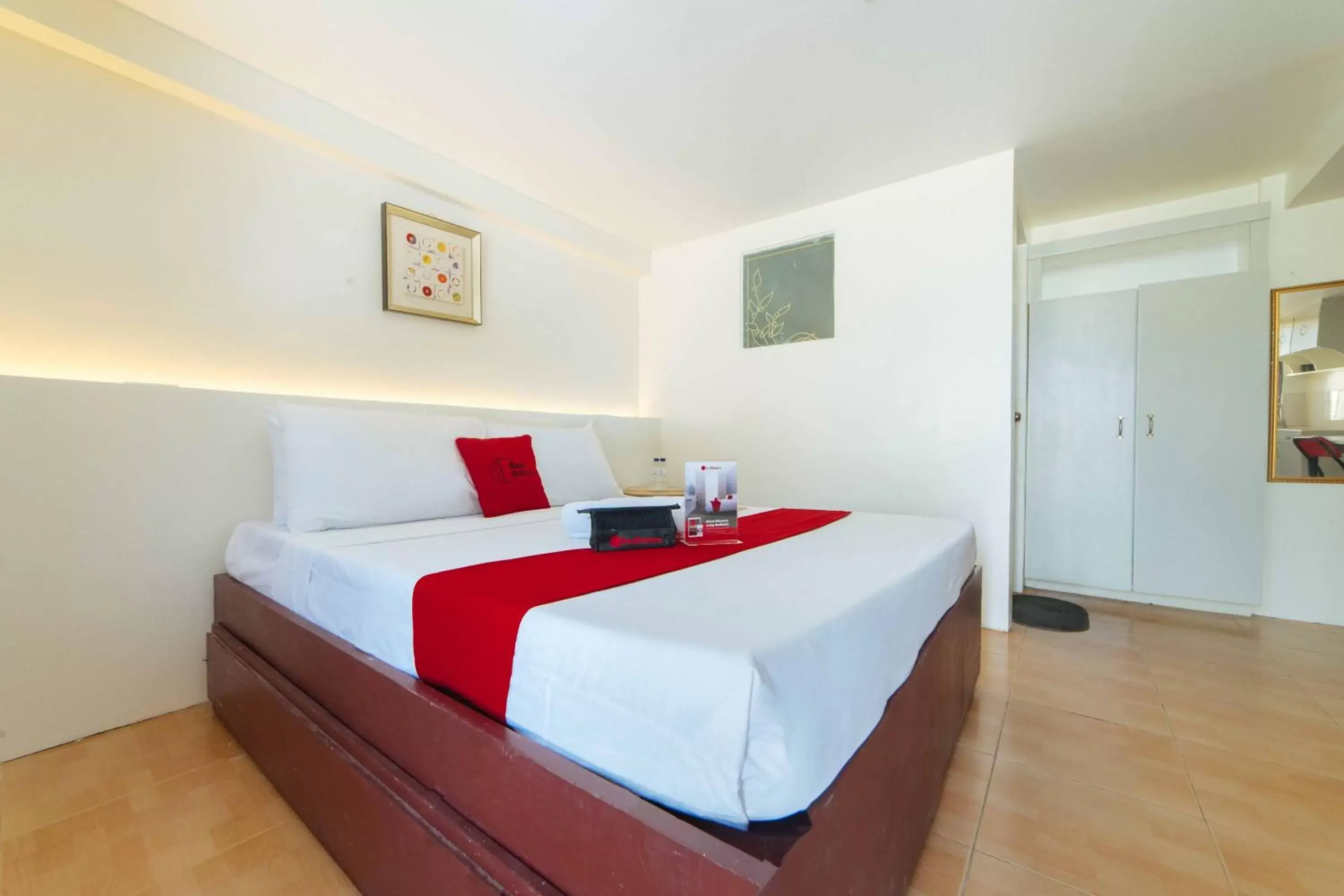 Photo of the whole room, Bed in RedDoorz @ Ledesco Avenue Lapaz Iloilo Photo of the whole room, Bed in RedDoorz @ Ledesco Avenue Lapaz Iloilo