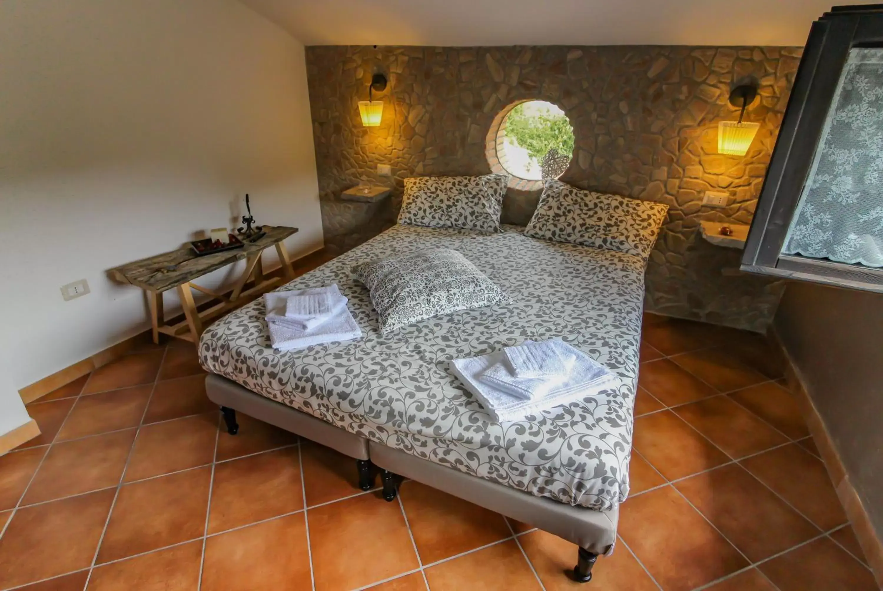 Photo of the whole room, Bed in Guarda Che Luna