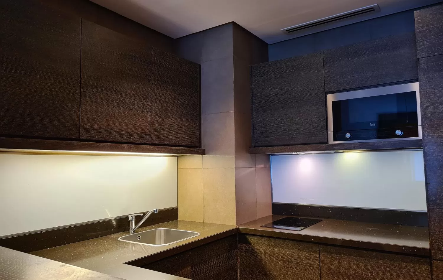 Kitchen or kitchenette, Bathroom in Hili Rayhaan by Rotana