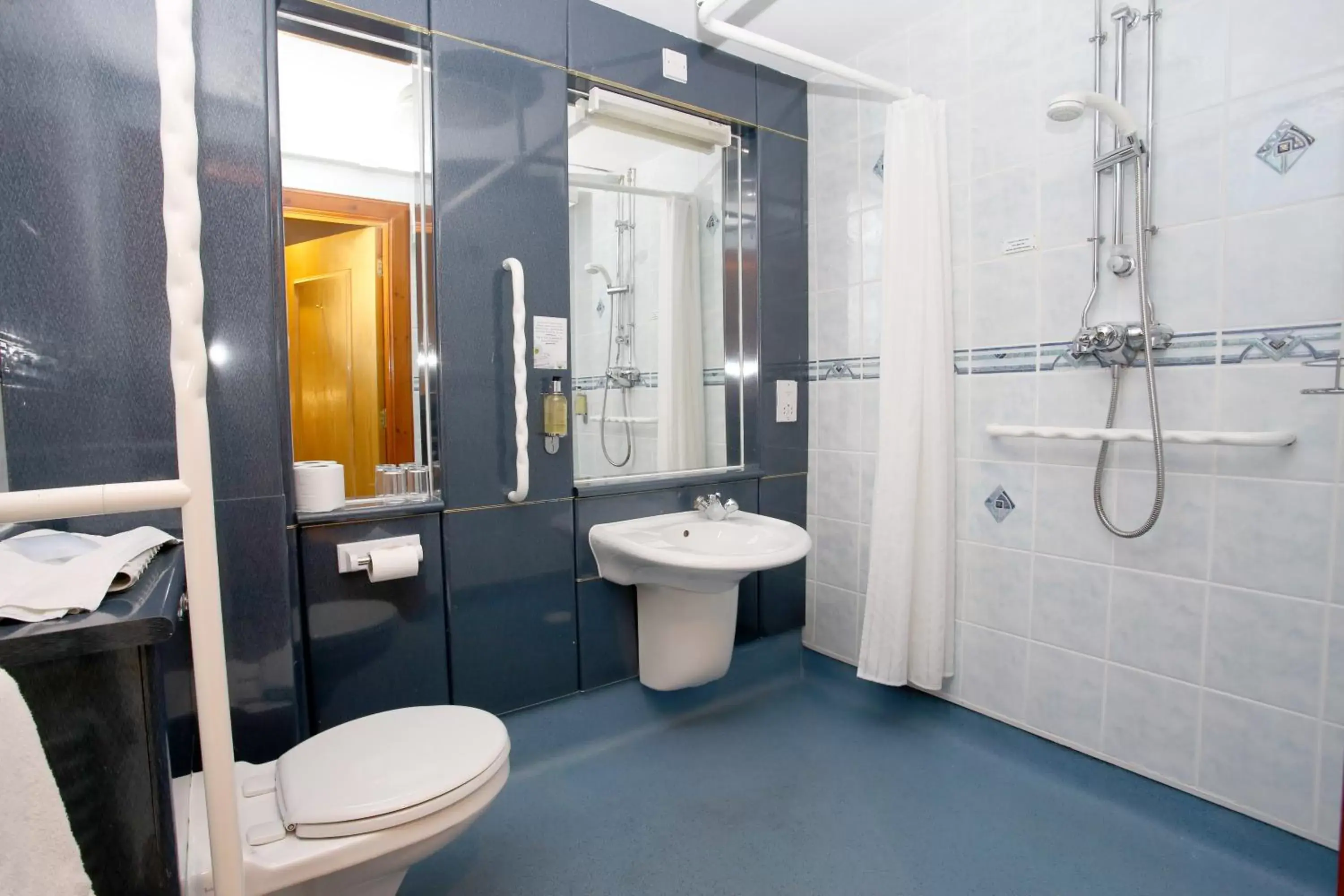 Bathroom in Best Western Woodlands Hotel