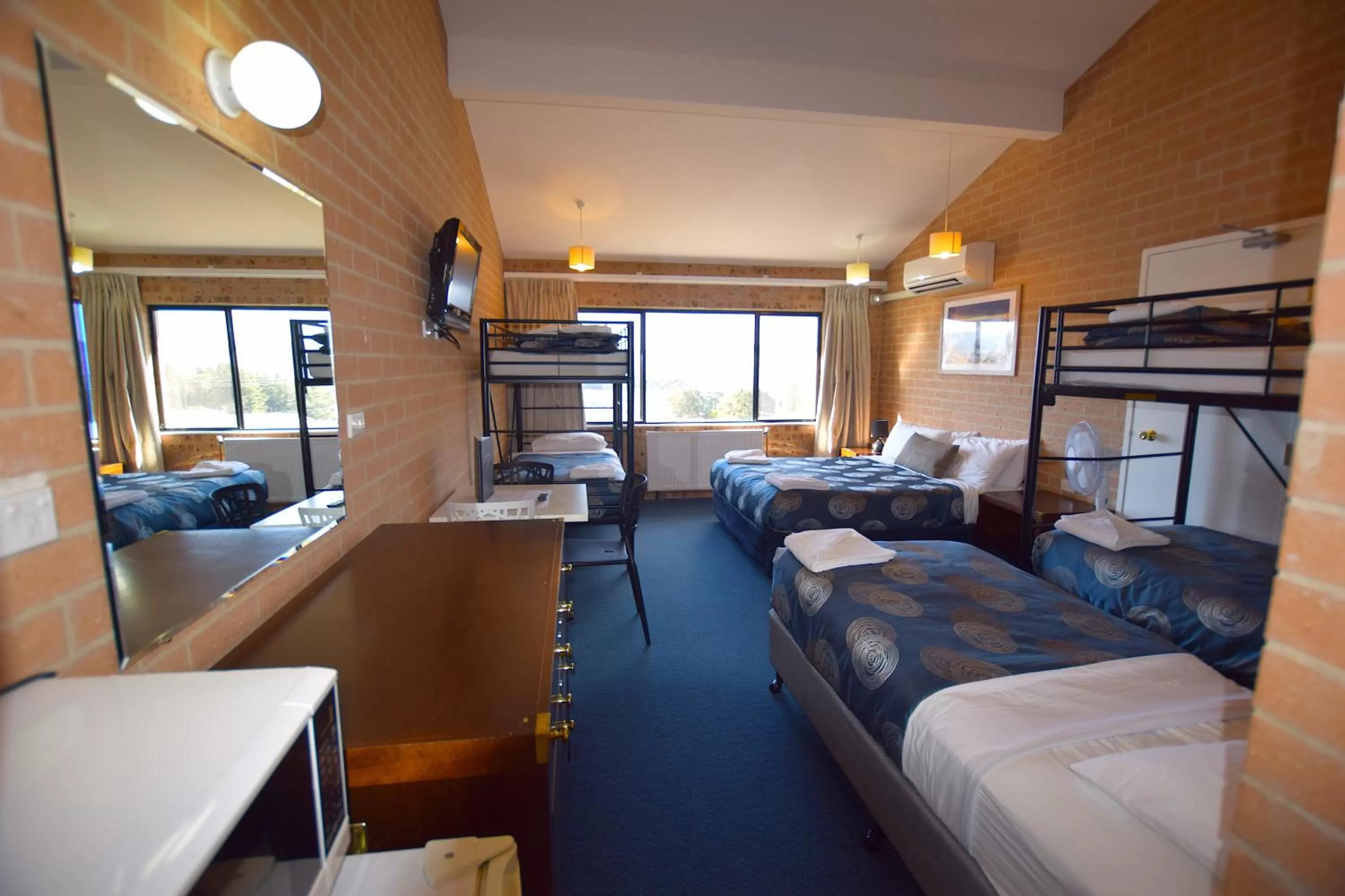 Photo of the whole room, Bed in Alpine Resort Motel