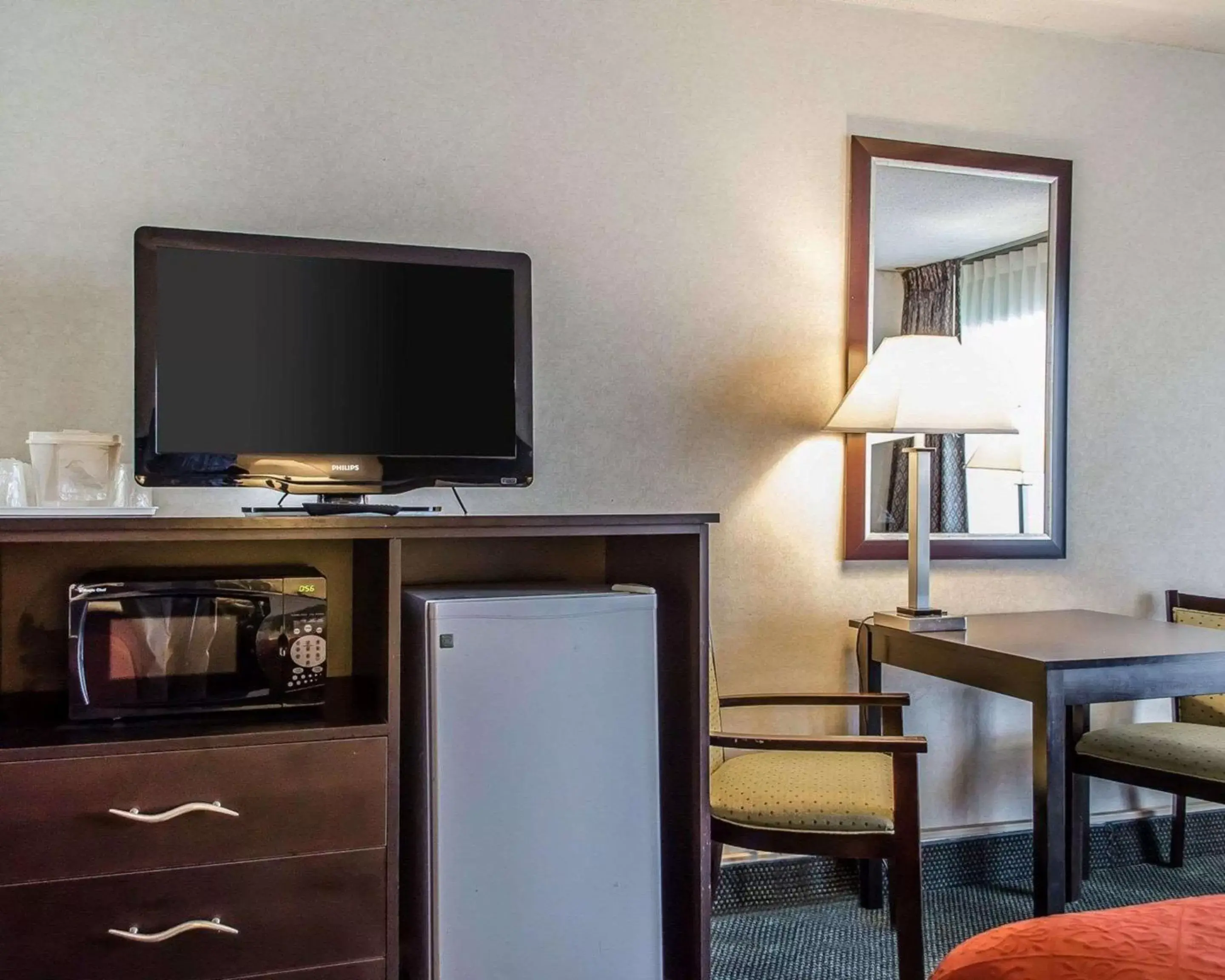 Photo of the whole room, TV/Entertainment Center in Quality Inn & Suites York