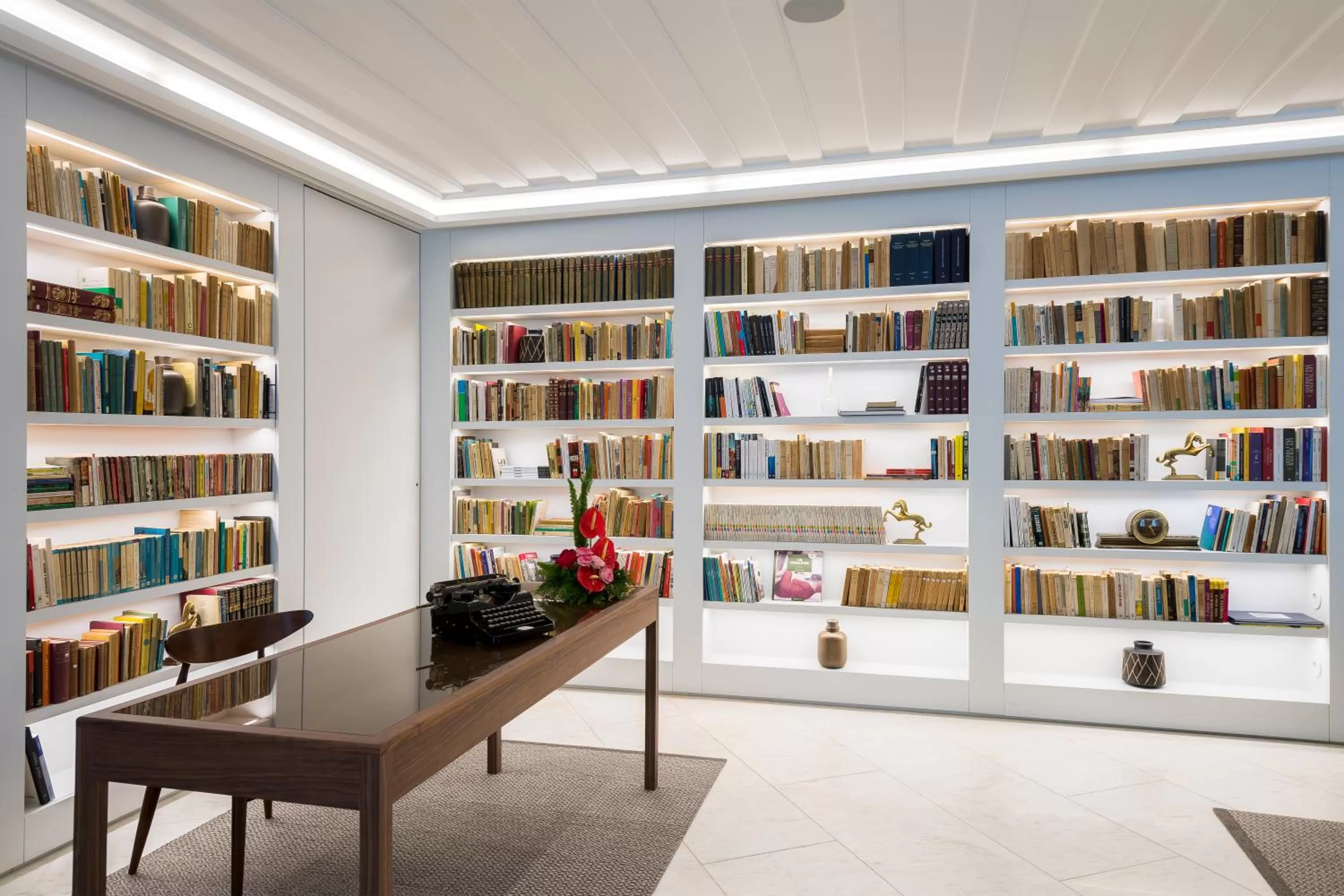 Library in Lisboa Pessoa Hotel