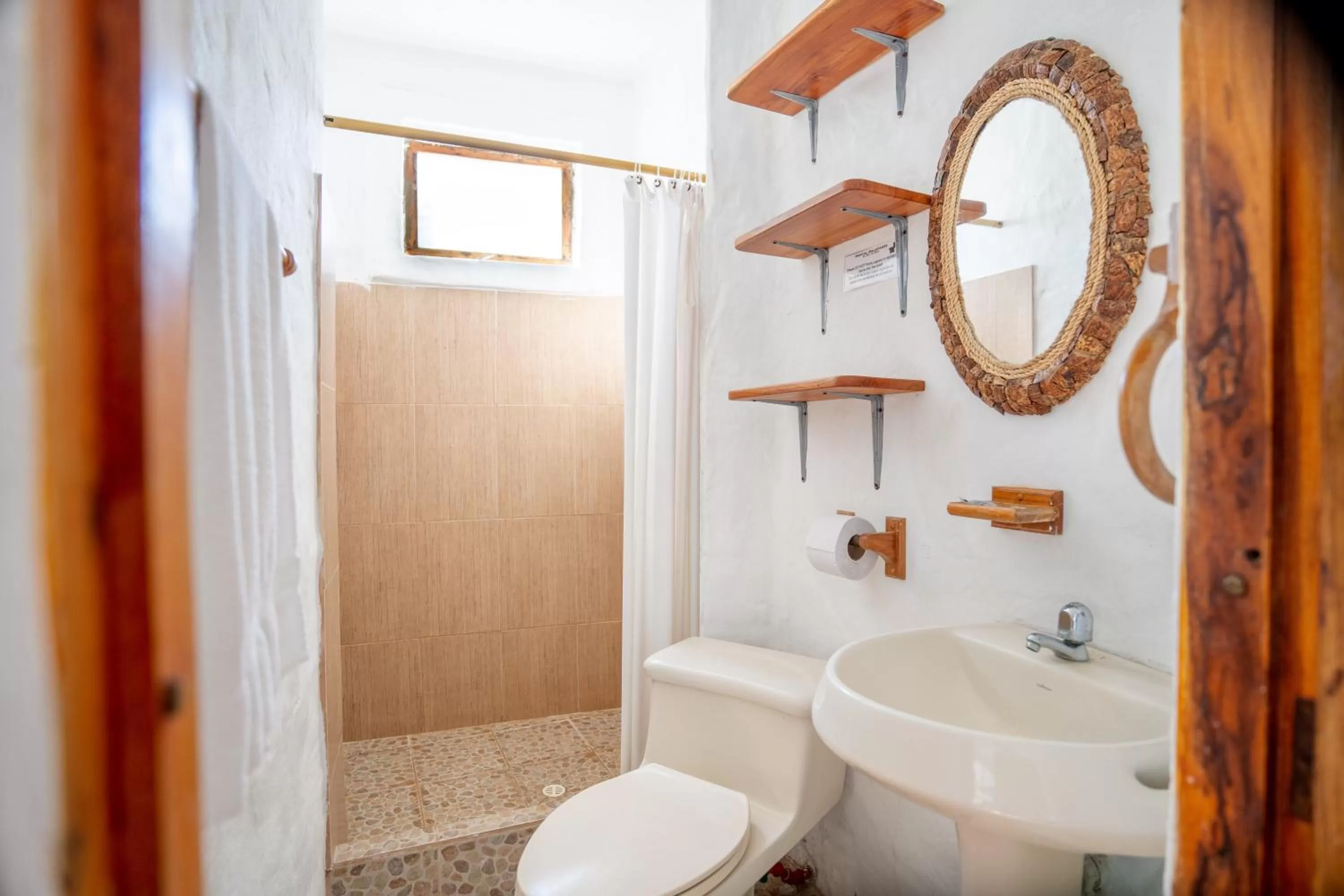 Shower in Hostal Galapagos by Bar de Beto