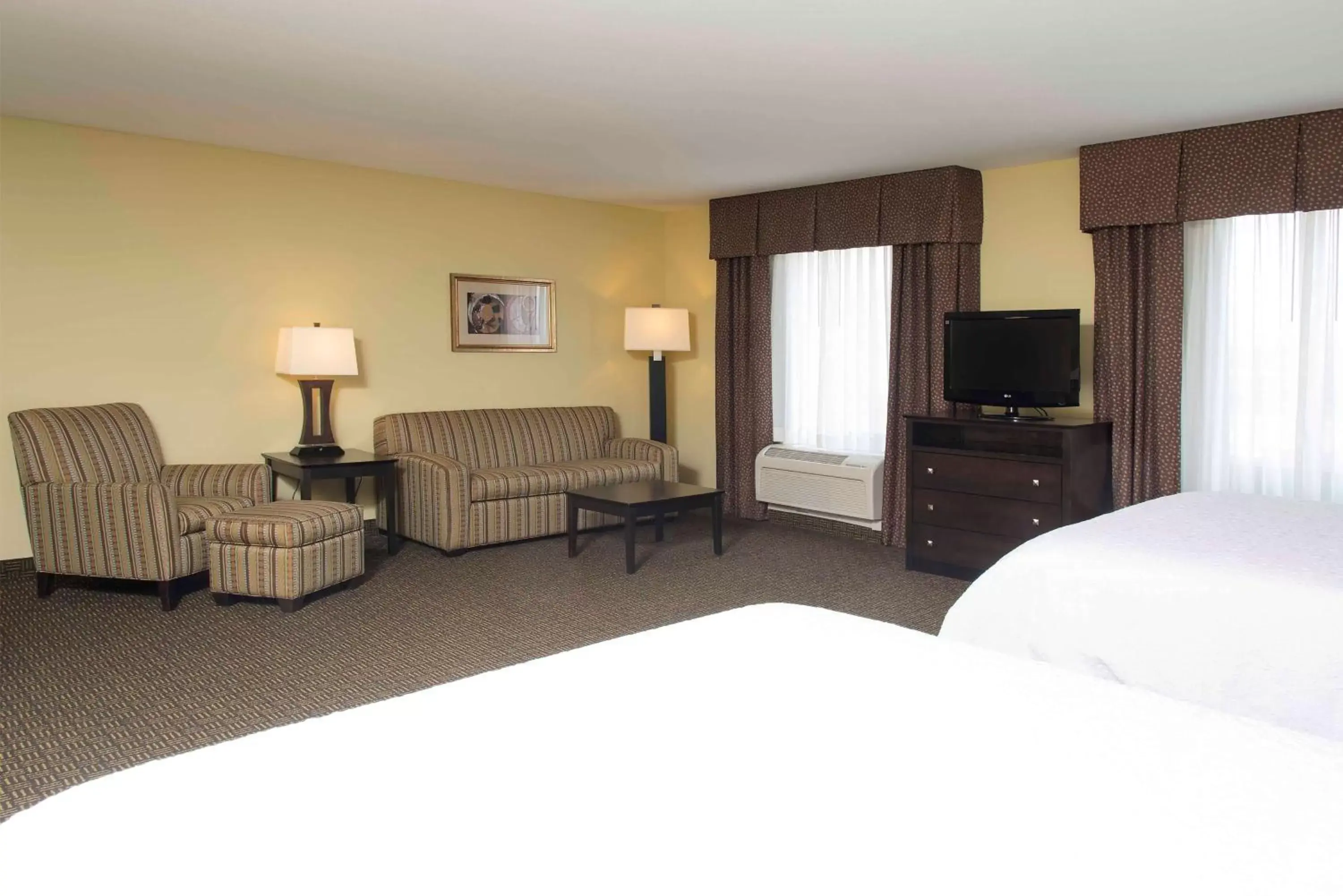 Bed, TV/Entertainment Center in Hampton Inn & Suites Danville